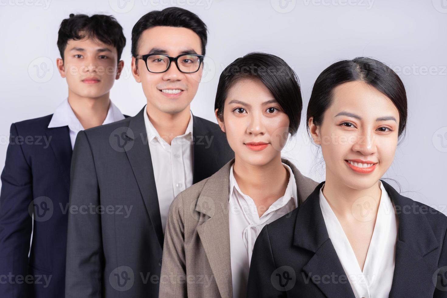 grupp asiatiska affärsmän poserar på en vit bakgrund foto