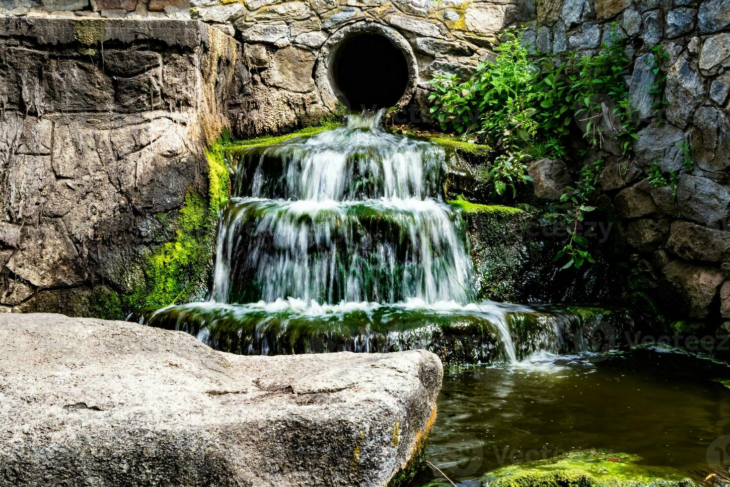 fotografi på tema skön falla vatten från trädgård vattenfall foto