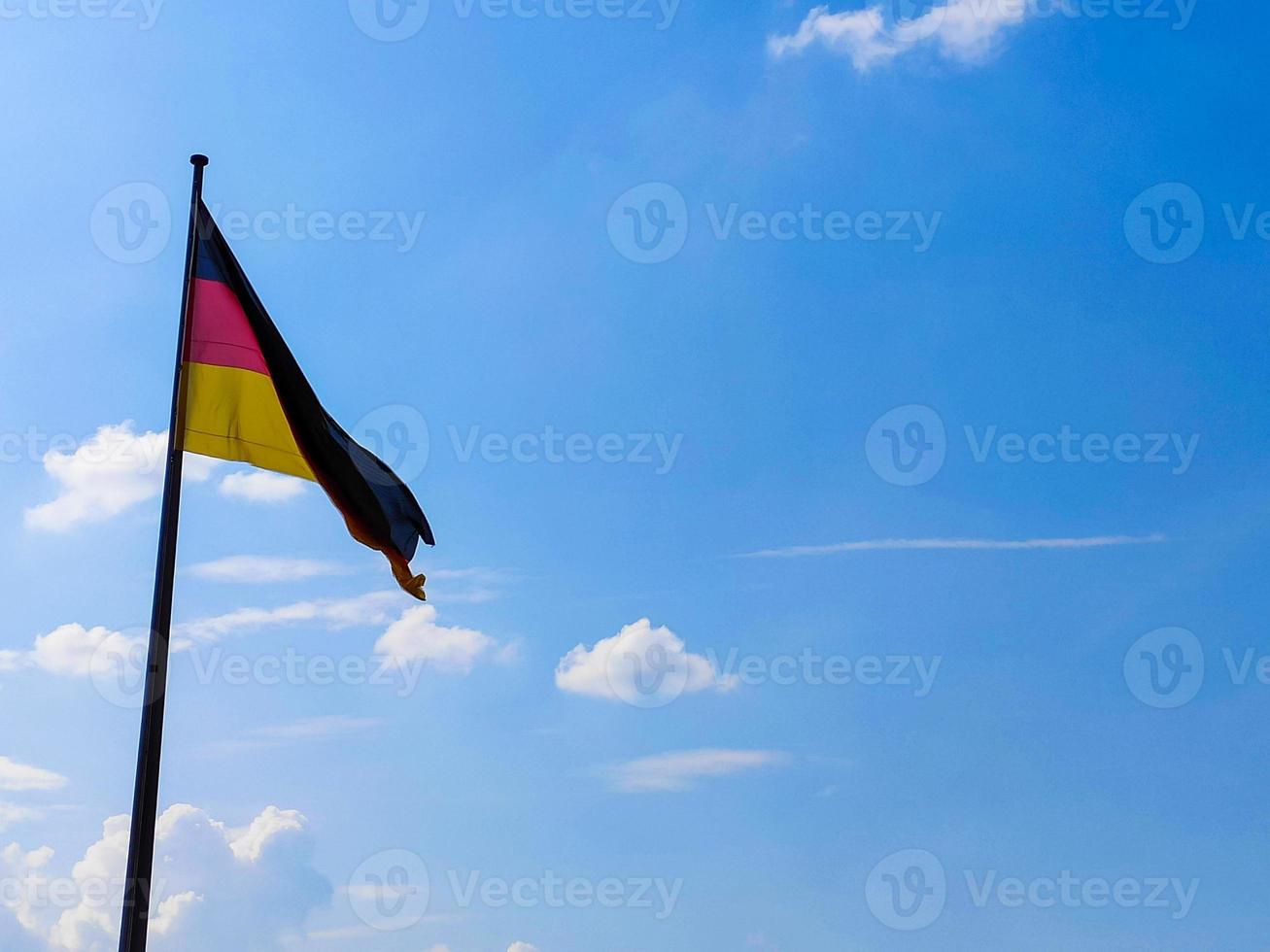 tyska flaggan mot bakgrunden av blå himmel foto