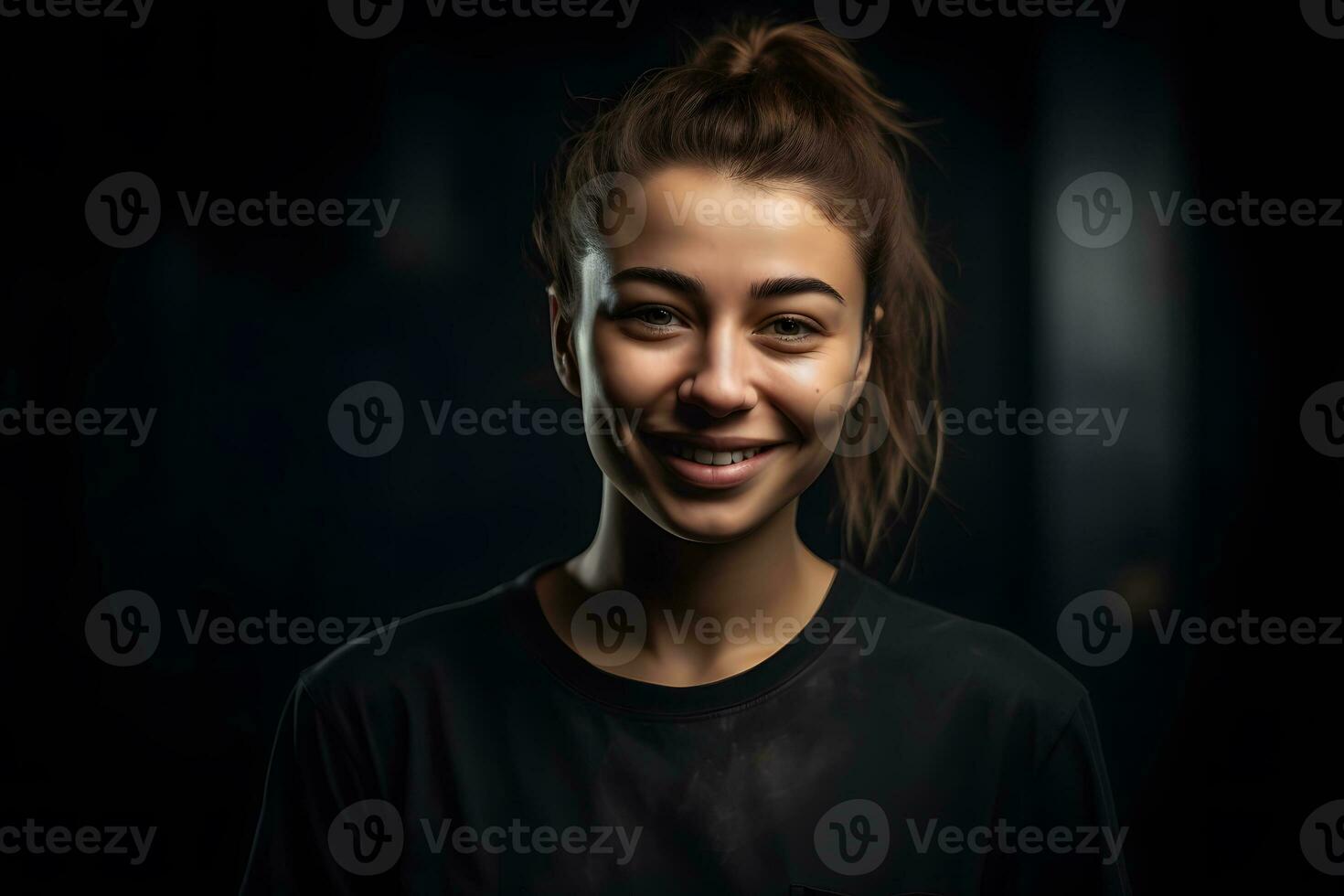 skön ung kvinna leende porträtt på mörk bakgrund. neuralt nätverk ai genererad foto