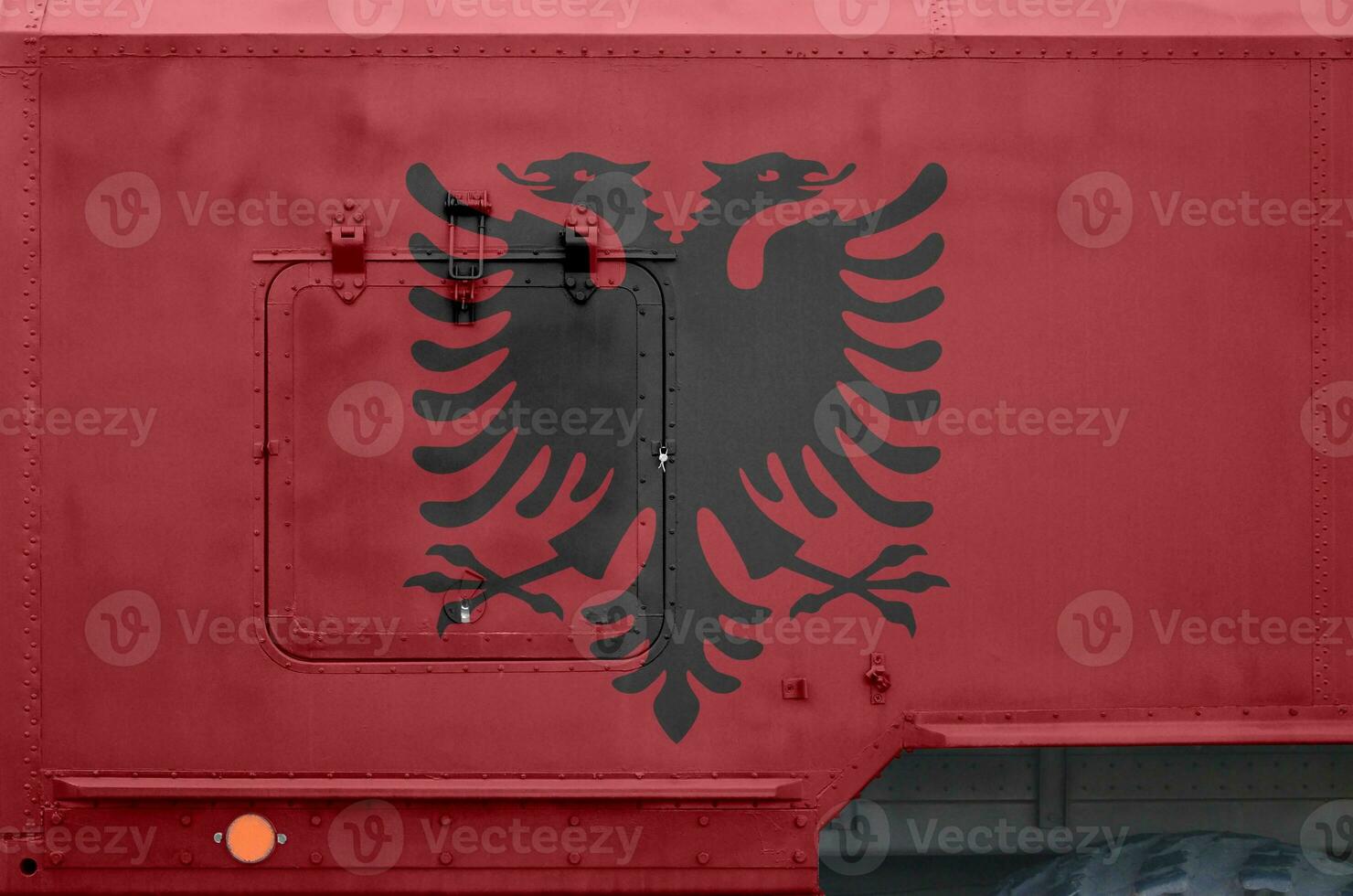 albania flagga avbildad på sida del av militär armerad lastbil närbild. armén krafter konceptuell bakgrund foto