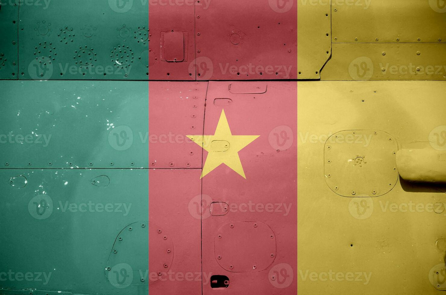 cameroon flagga avbildad på sida del av militär armerad helikopter närbild. armén krafter flygplan konceptuell bakgrund foto