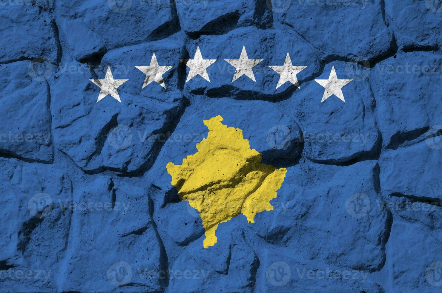 kosovo flagga avbildad i måla färger på gammal sten vägg närbild. texturerad baner på sten vägg bakgrund foto