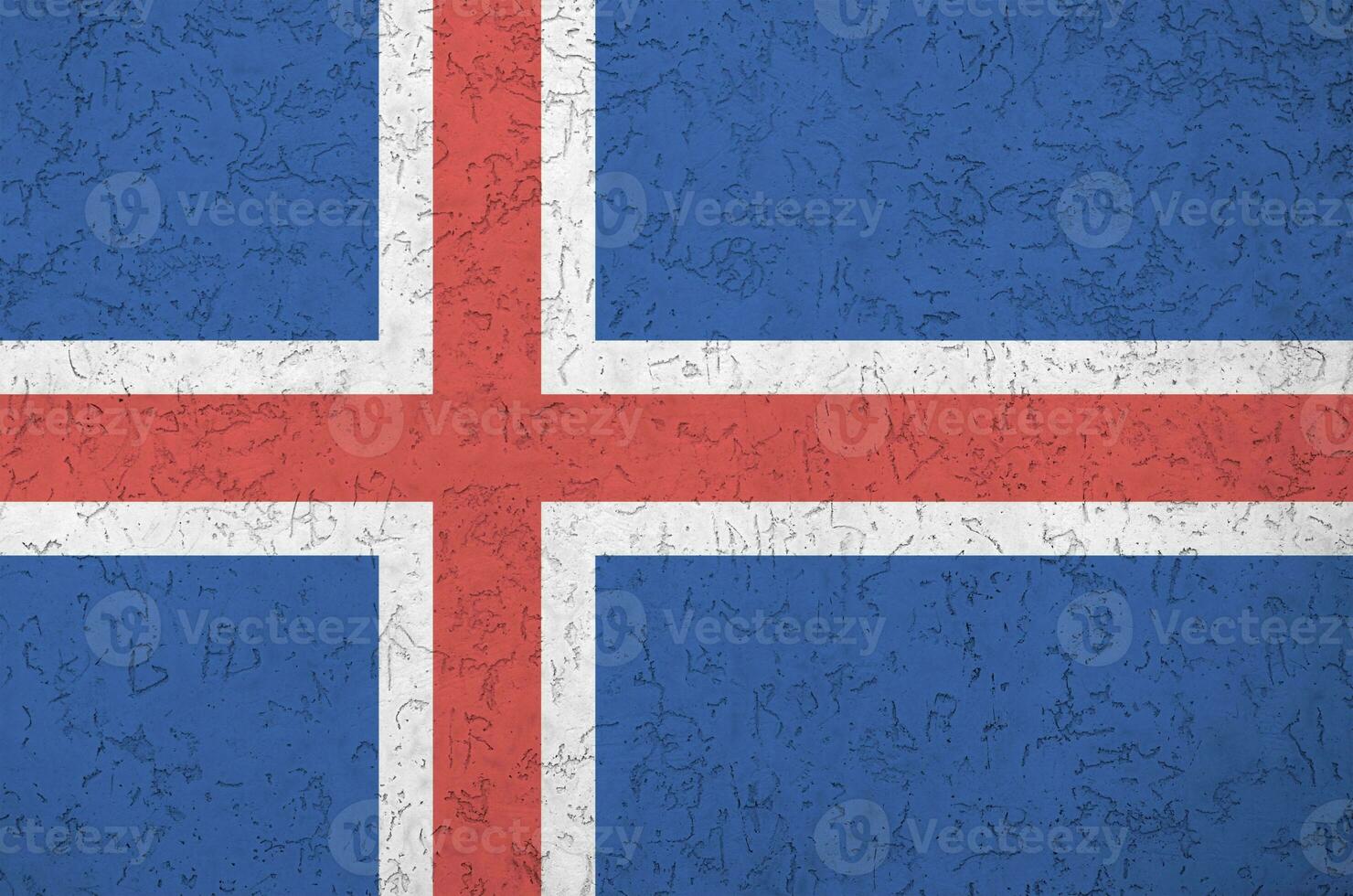 island flagga avbildad i ljus måla färger på gammal lättnad putsning vägg. texturerad baner på grov bakgrund foto