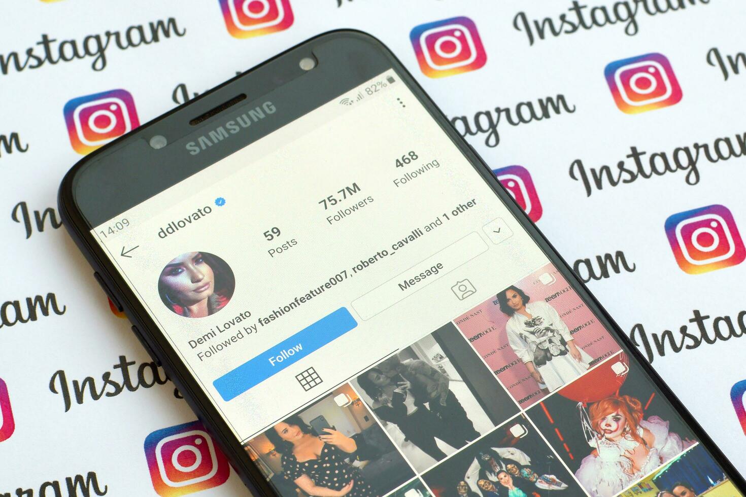 demi lovato officiell Instagram konto på smartphone skärm på papper Instagram baner. foto