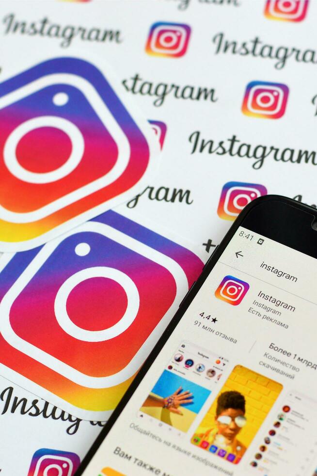 Instagram app på samsung smartphone skärm på baner med små Instagram logotyper. Instagram är amerikan Foto och videodelning social nätverkande service förbi Facebook inc