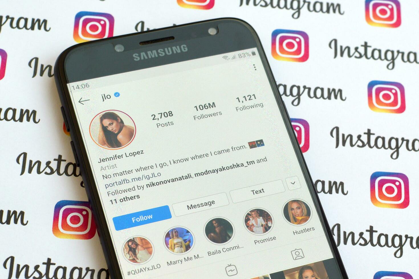 jennifer lopez officiell Instagram konto på smartphone skärm på papper Instagram baner. foto