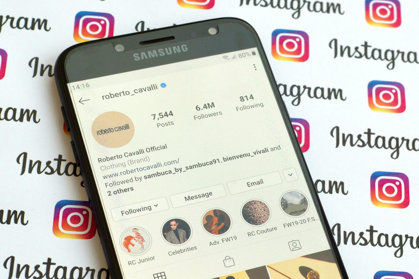roberto cavalli officiell Instagram konto på smartphone skärm på papper Instagram baner. foto
