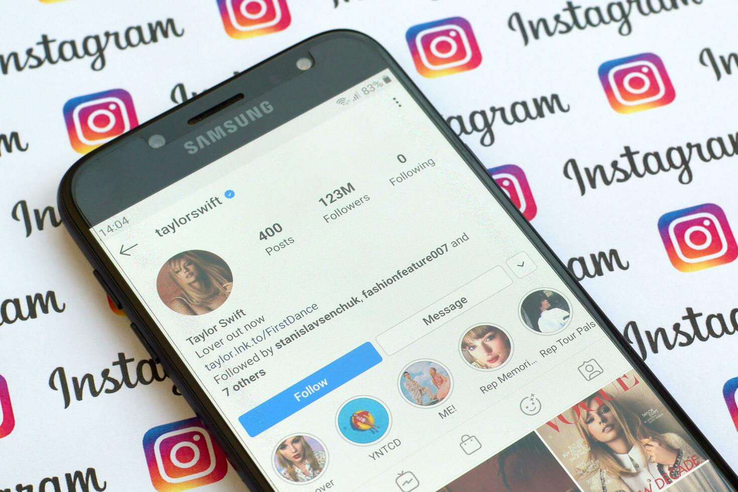 Taylor snabb officiell Instagram konto på smartphone skärm på papper Instagram baner. foto