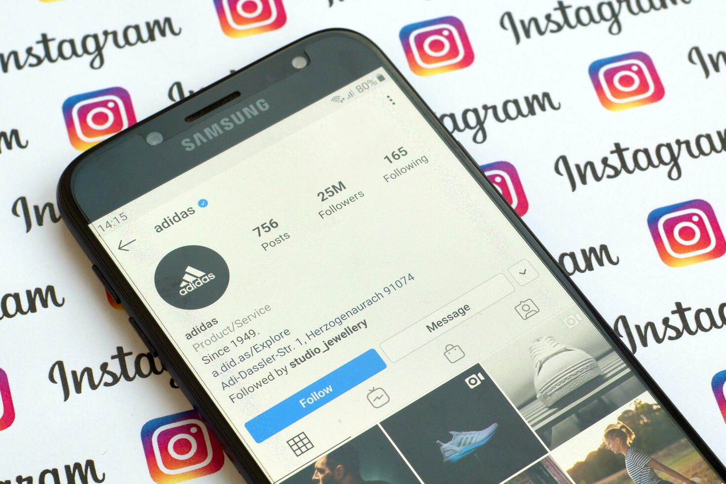 adidas officiell Instagram konto på smartphone skärm på papper Instagram baner. foto