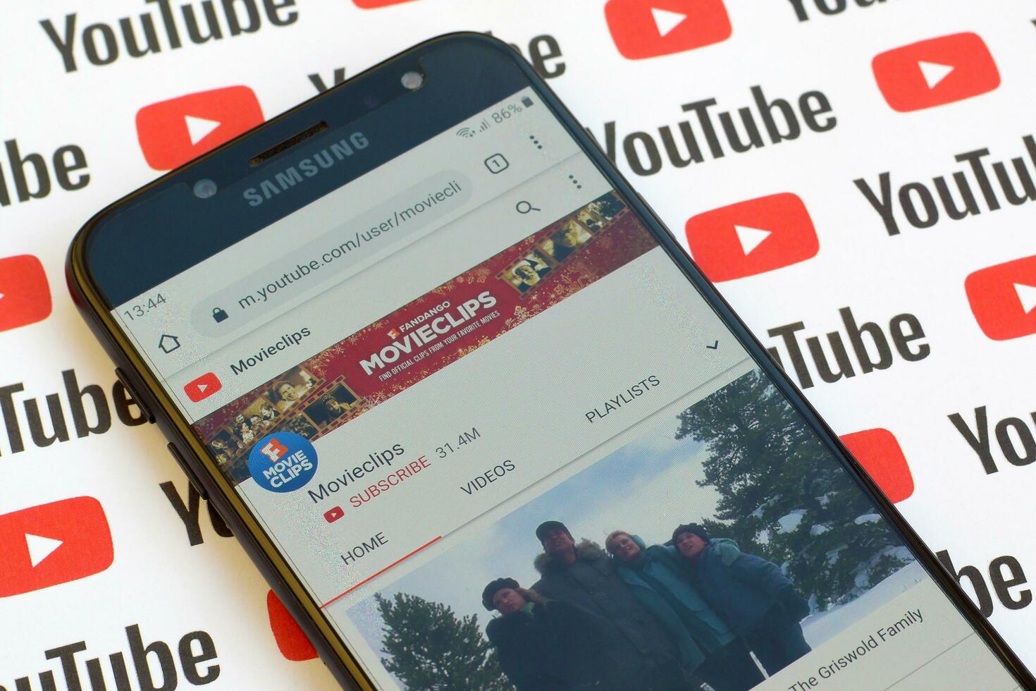 filmklipp officiell Youtube kanal på smartphone skärm på papper Youtube bakgrund. foto