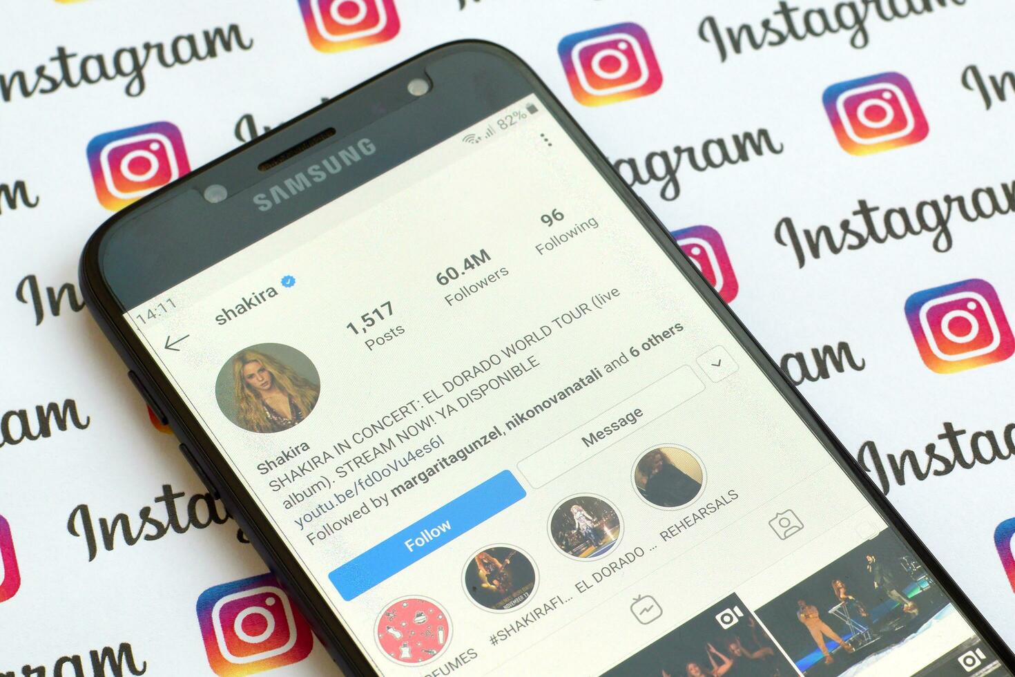 shakira officiell Instagram konto på smartphone skärm på papper Instagram baner. foto