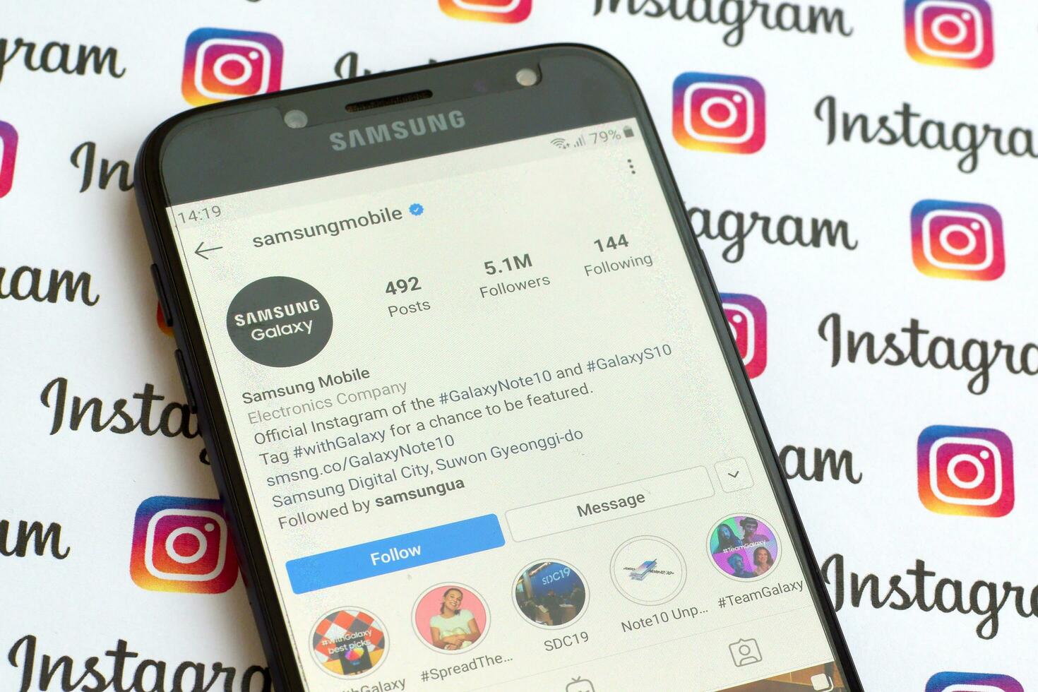 samsung mobil officiell Instagram konto på smartphone skärm på papper Instagram baner. foto