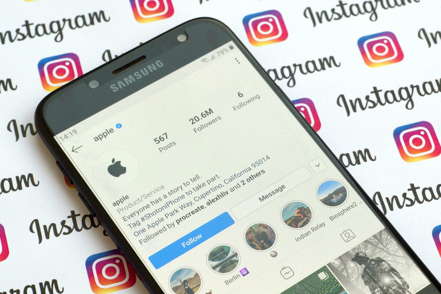 äpple officiell Instagram konto på smartphone skärm på papper Instagram baner. foto