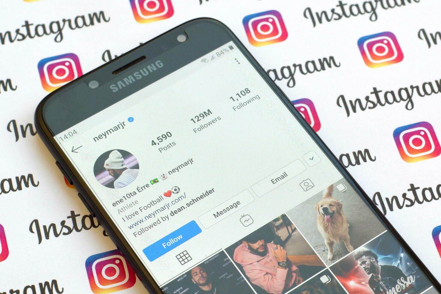 neymar jr officiell Instagram konto på smartphone skärm på papper Instagram baner. foto