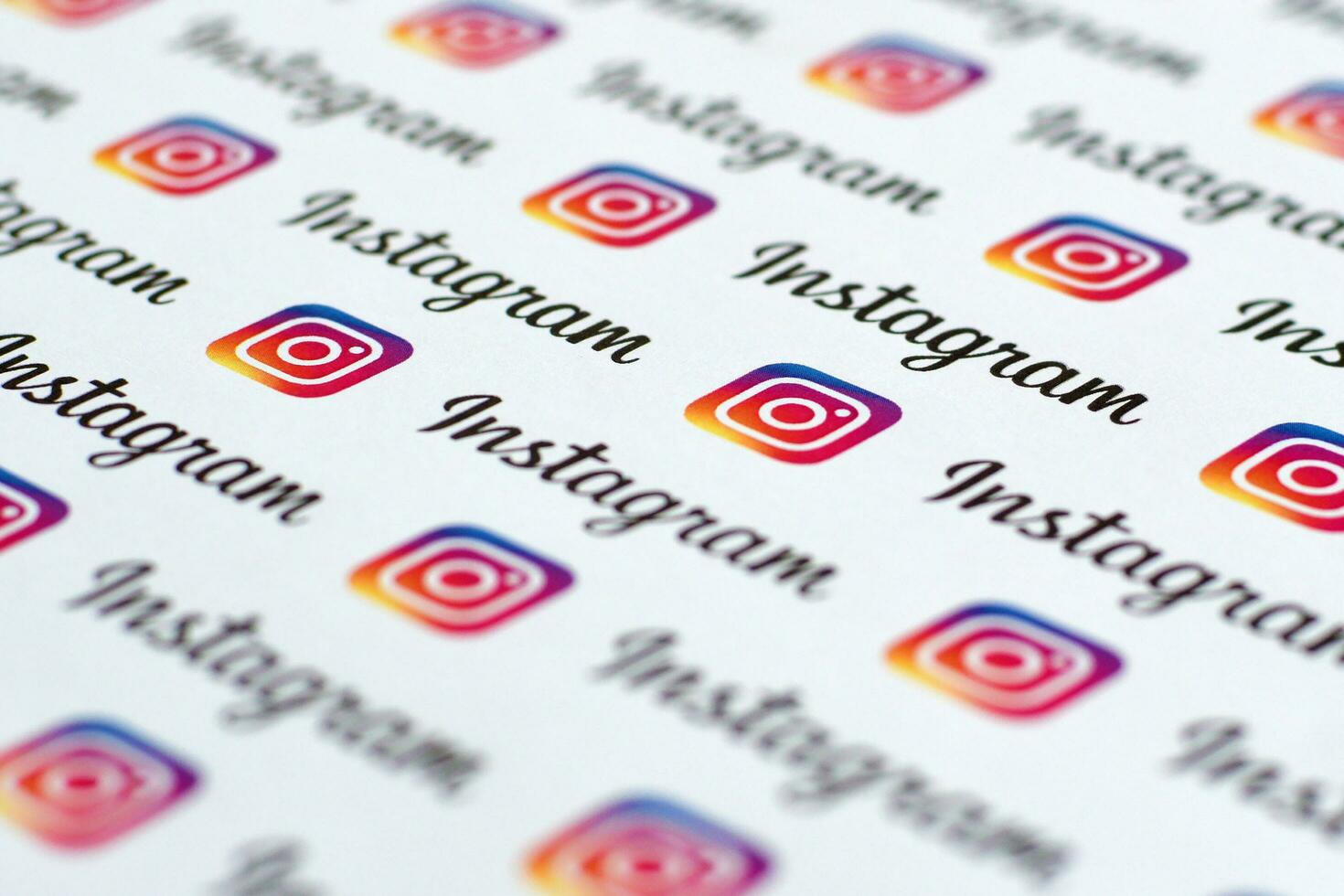 Instagram mönster tryckt på papper med små Instagram logotyper och inskriptioner. Instagram är amerikan Foto och videodelning social nätverkande service ägd förbi Facebook