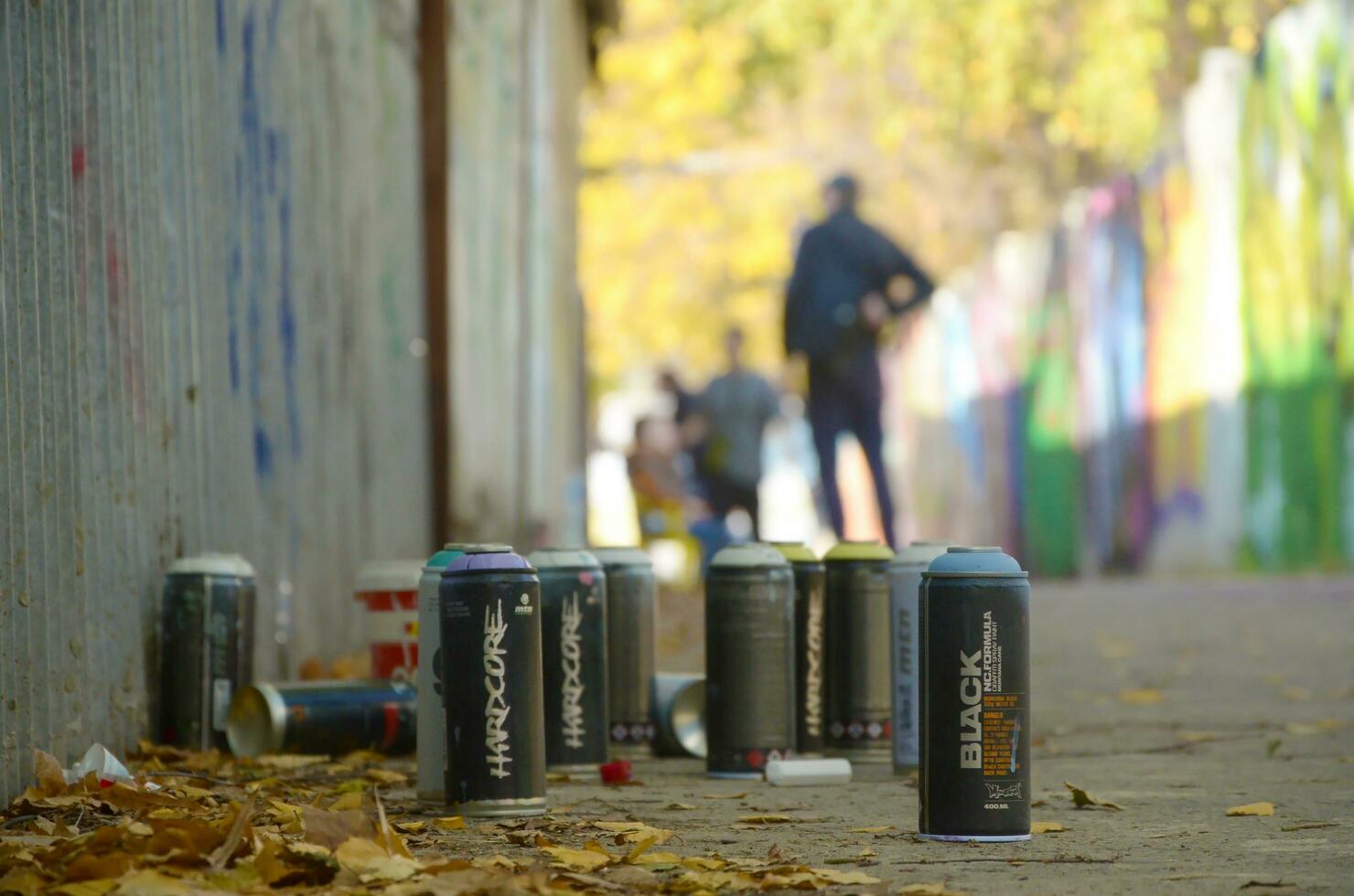 Kharkov, ukraina - oktober 19, 2019 Begagnade spray burkar för graffiti målning förbi många måla märken utomhus i höst leafs och konstnär i målning bearbeta foto