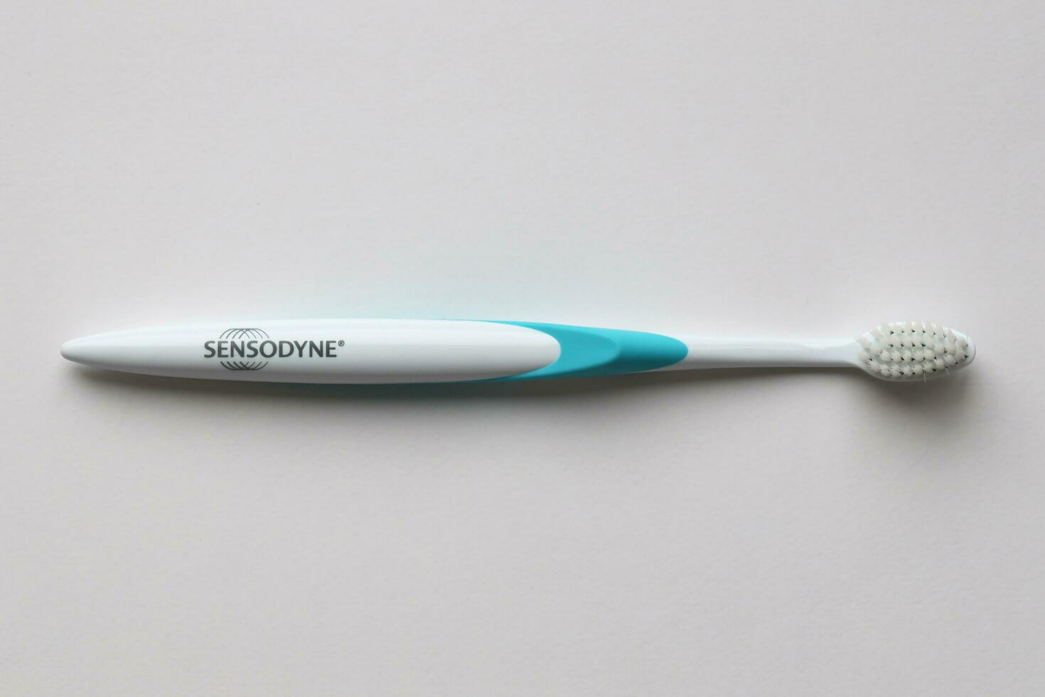 Kiev, ukraina - Maj 4, 2022 sensodyne ny varumärke tandborste för känslig tänder foto