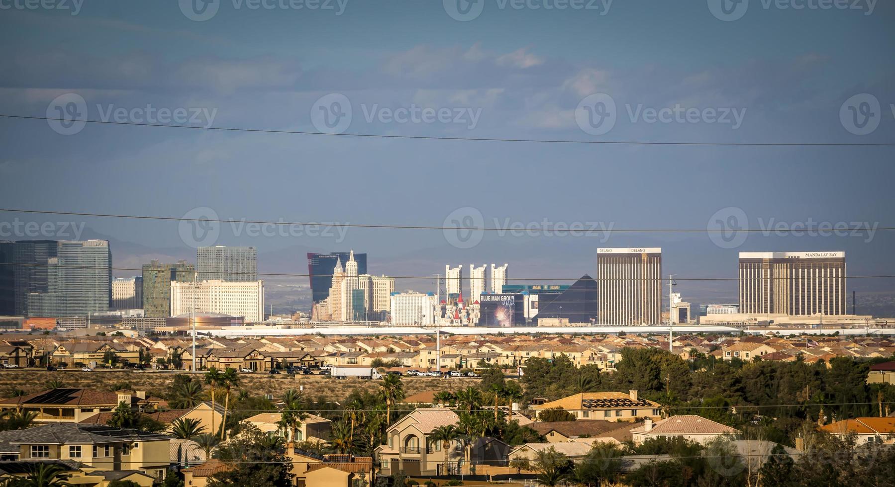 las vegas city omgiven av röda klippberg och elddal foto