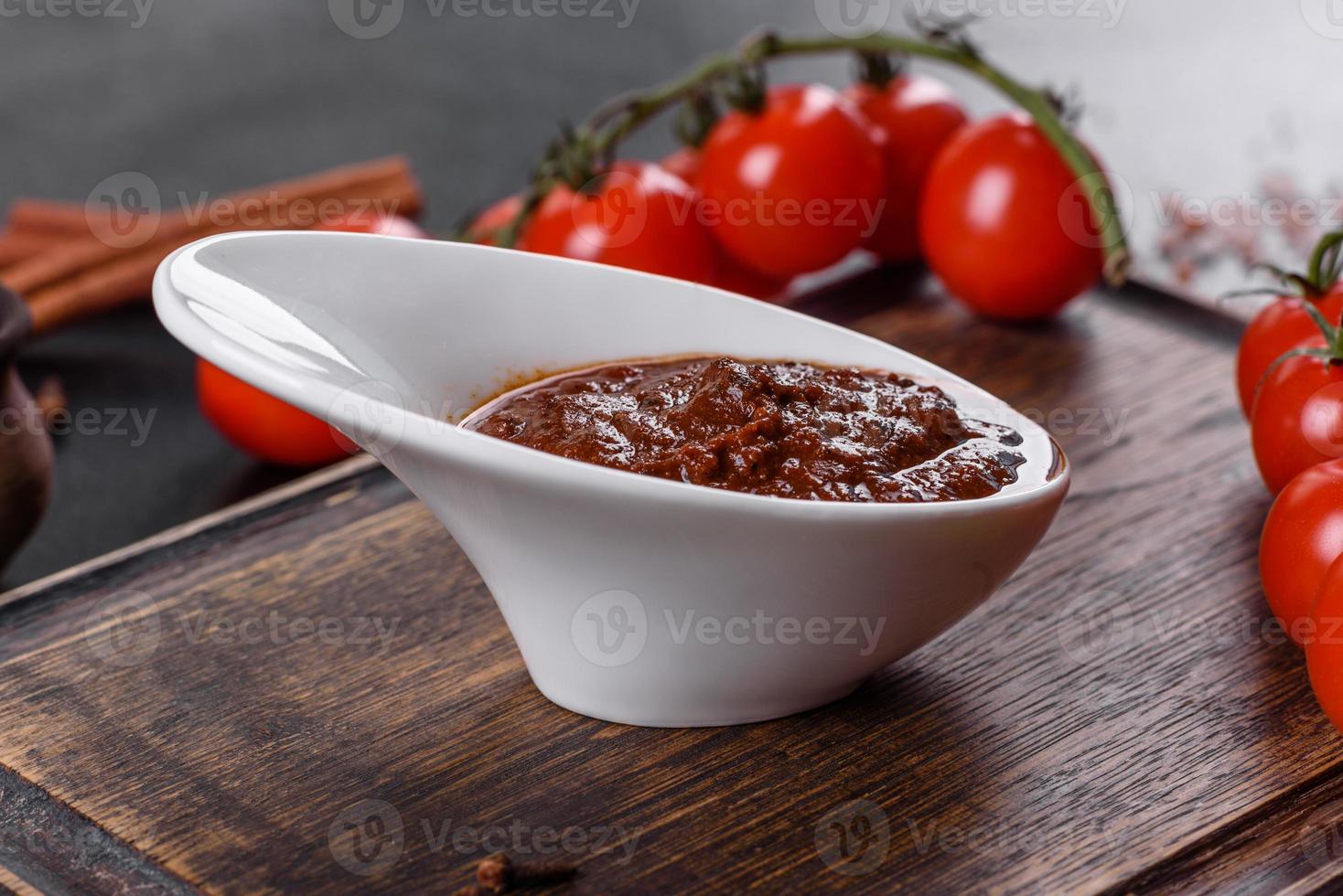 röd sås eller ketchup i en skål och ingredienser för matlagning foto