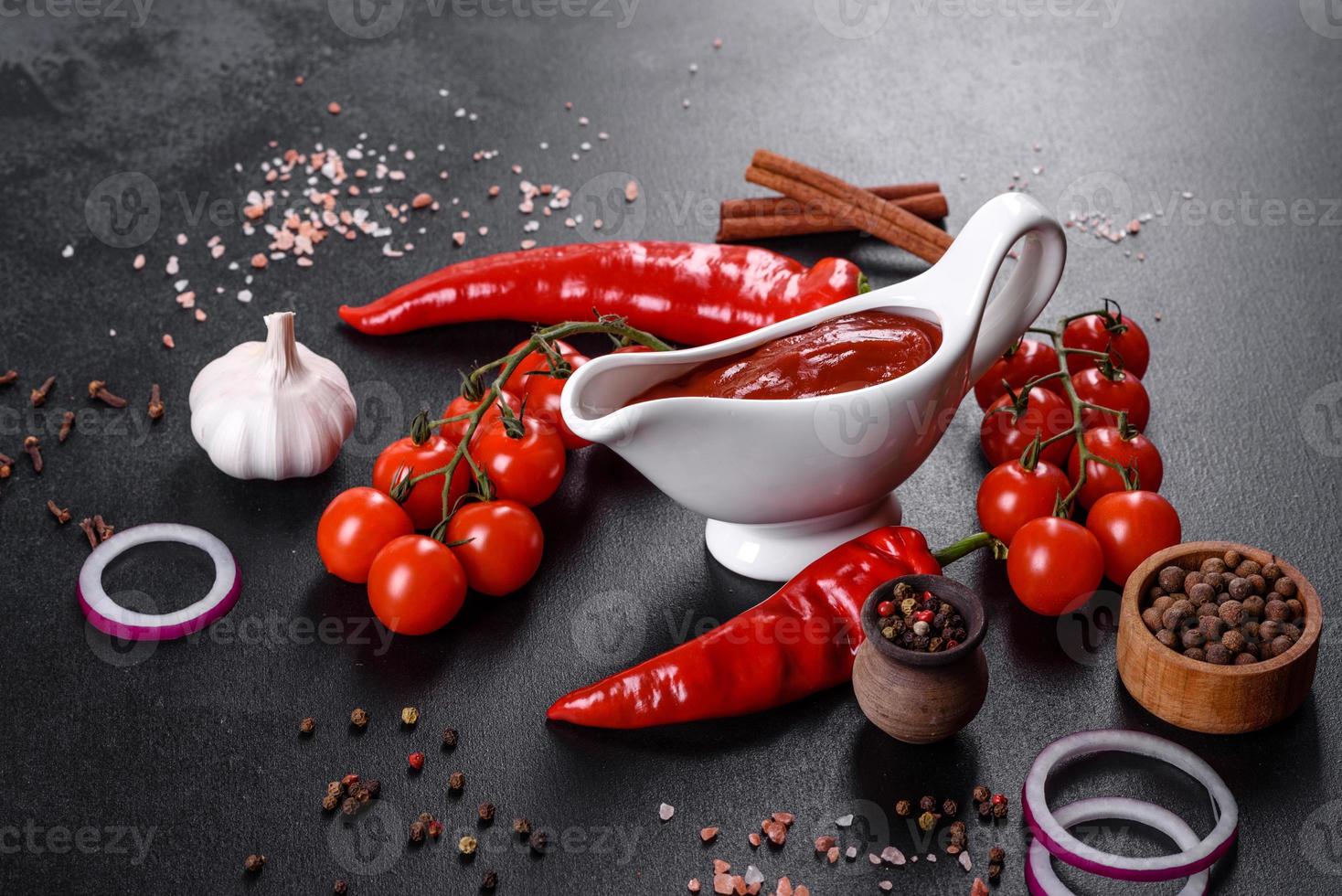 röd sås eller ketchup i en skål och ingredienser för matlagning foto