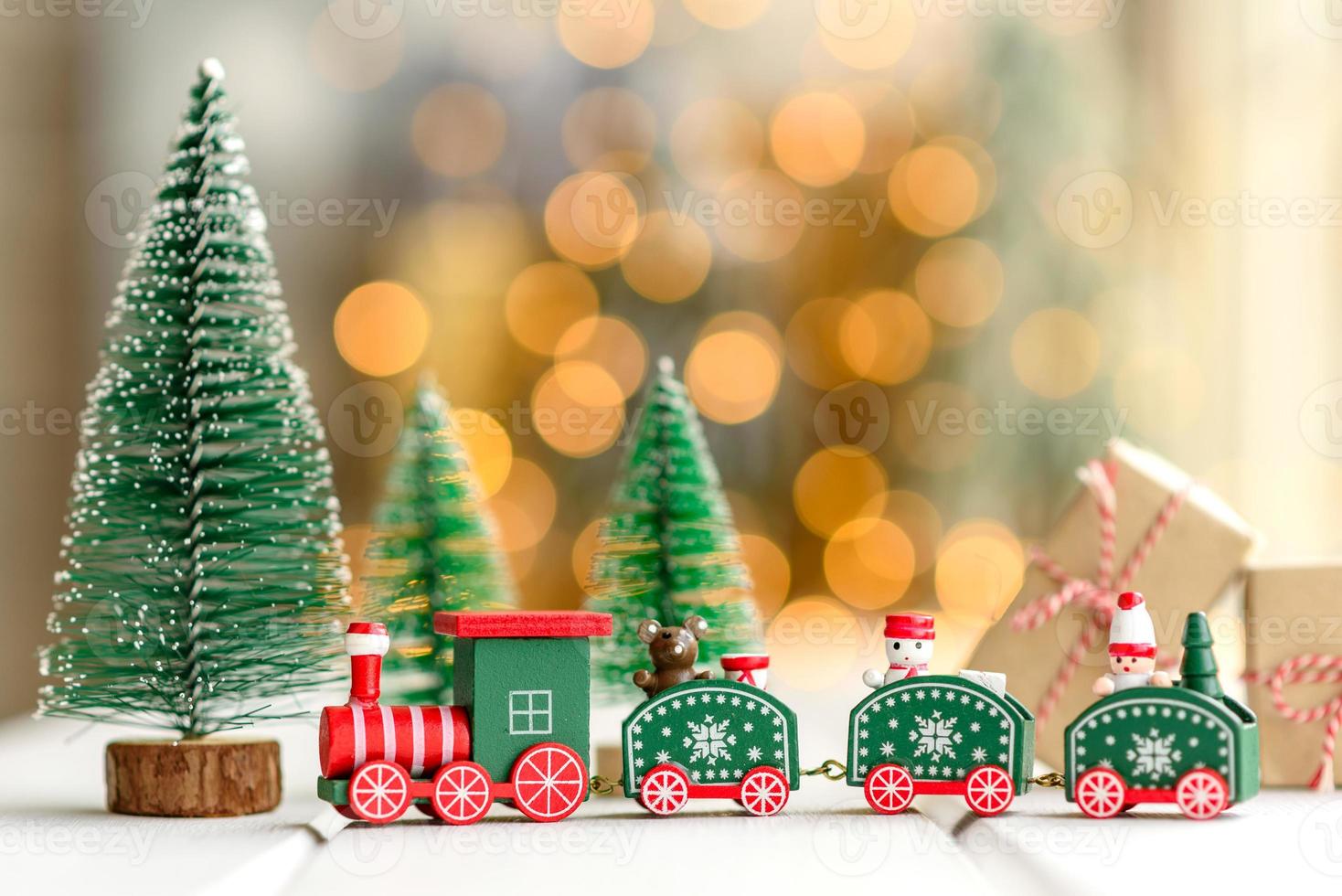 röda och gröna element som används för att dekorera julgranen foto