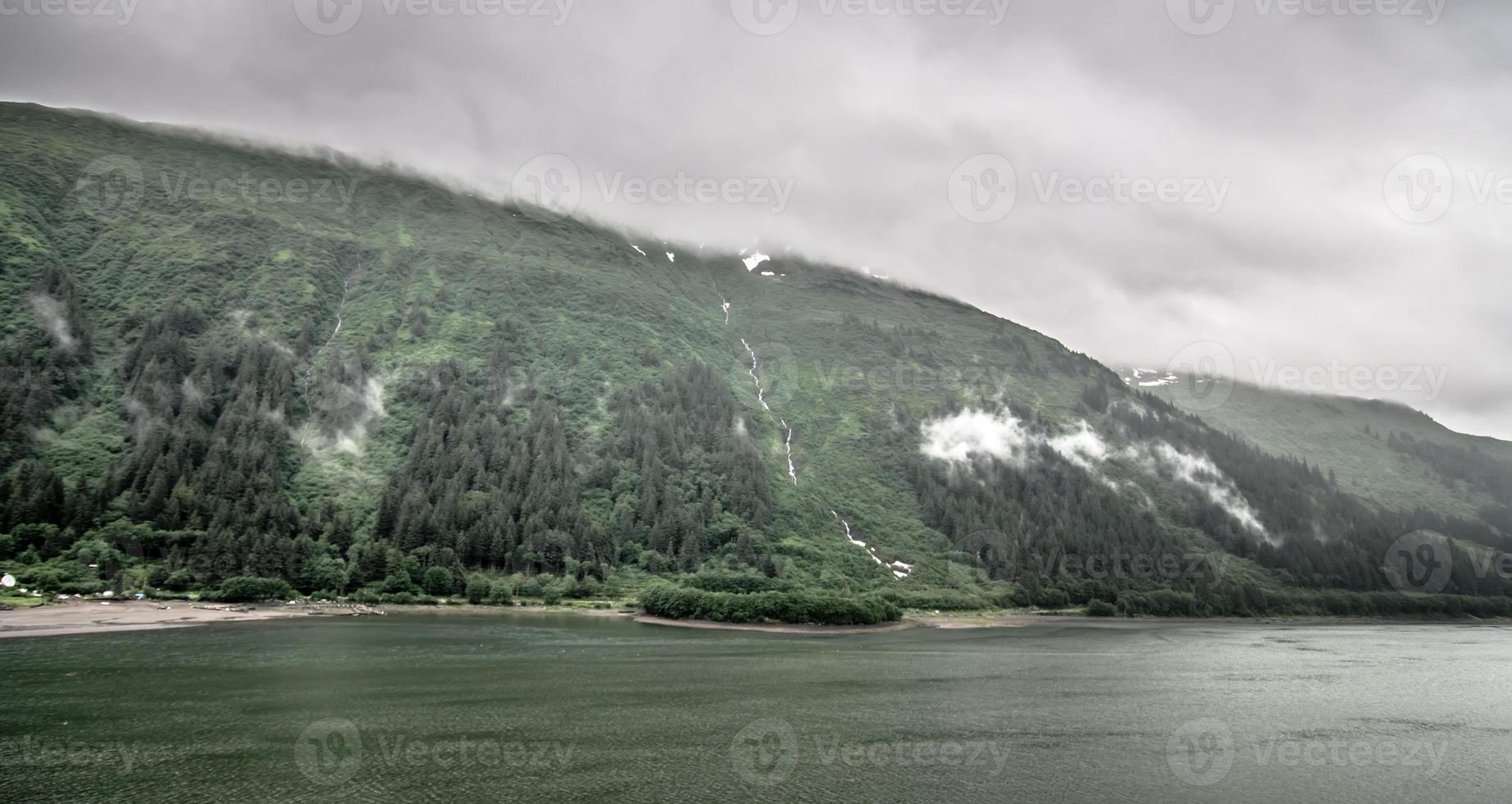 bergskedjescener i juni runt Juneau, Alaska foto