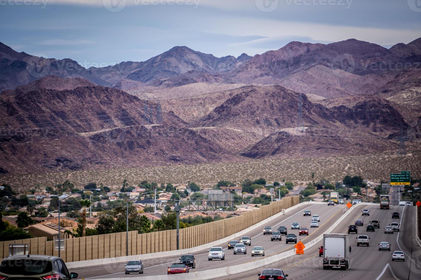 las vegas city omgiven av röda klippberg och elddal foto