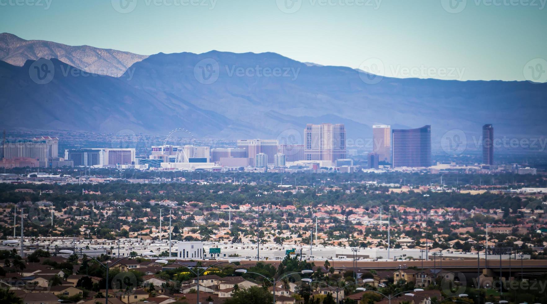 las vegas city omgiven av röda klippberg och elddal foto