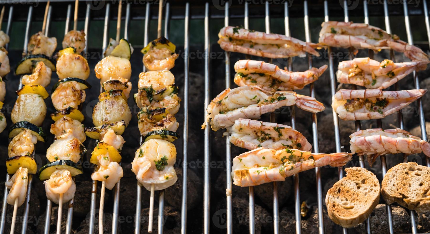 Medelhavsmarinerad skaldjur för grillning foto