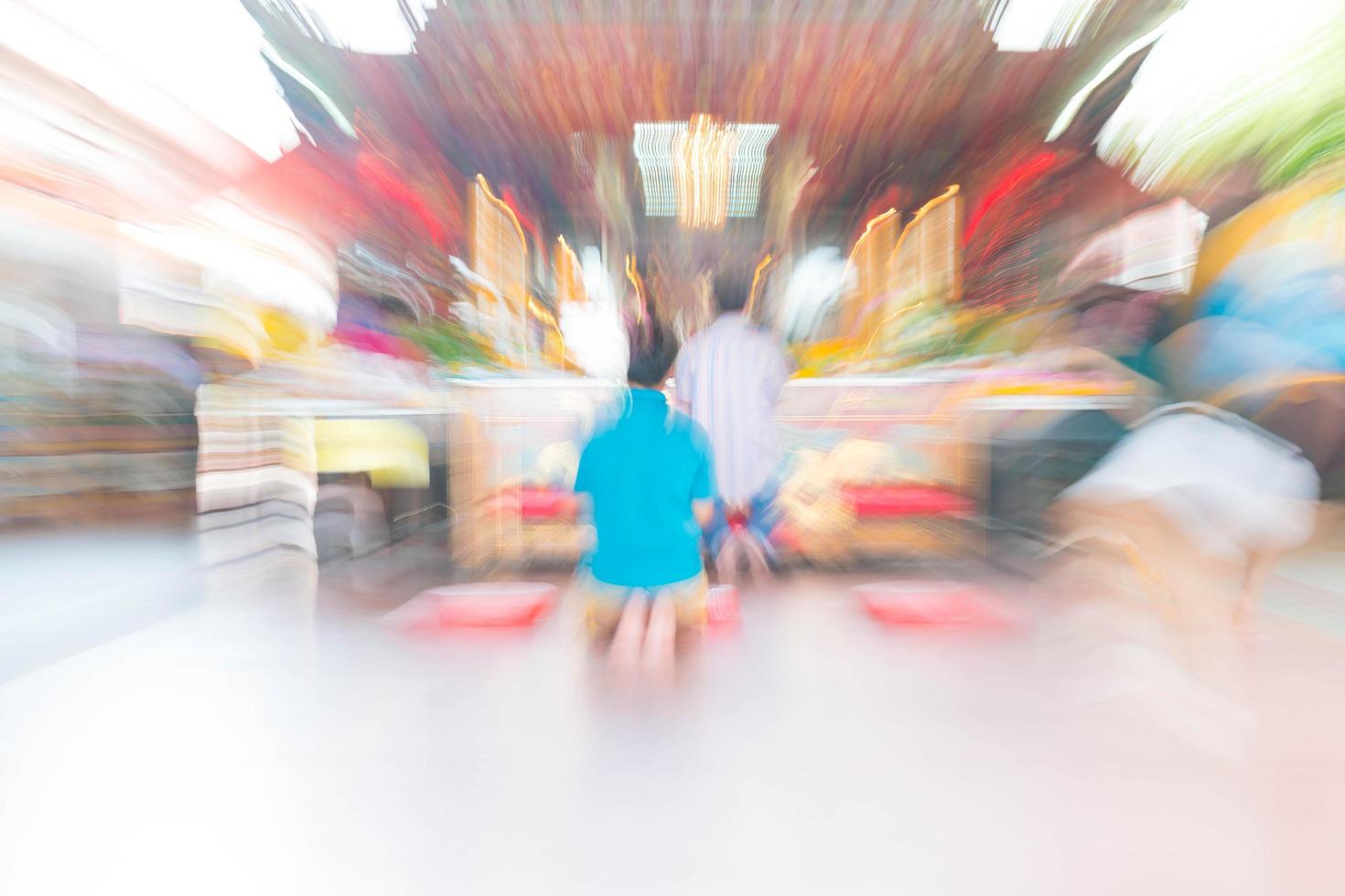 abstrakt oskärpa människor vid helgedom för bakgrund foto