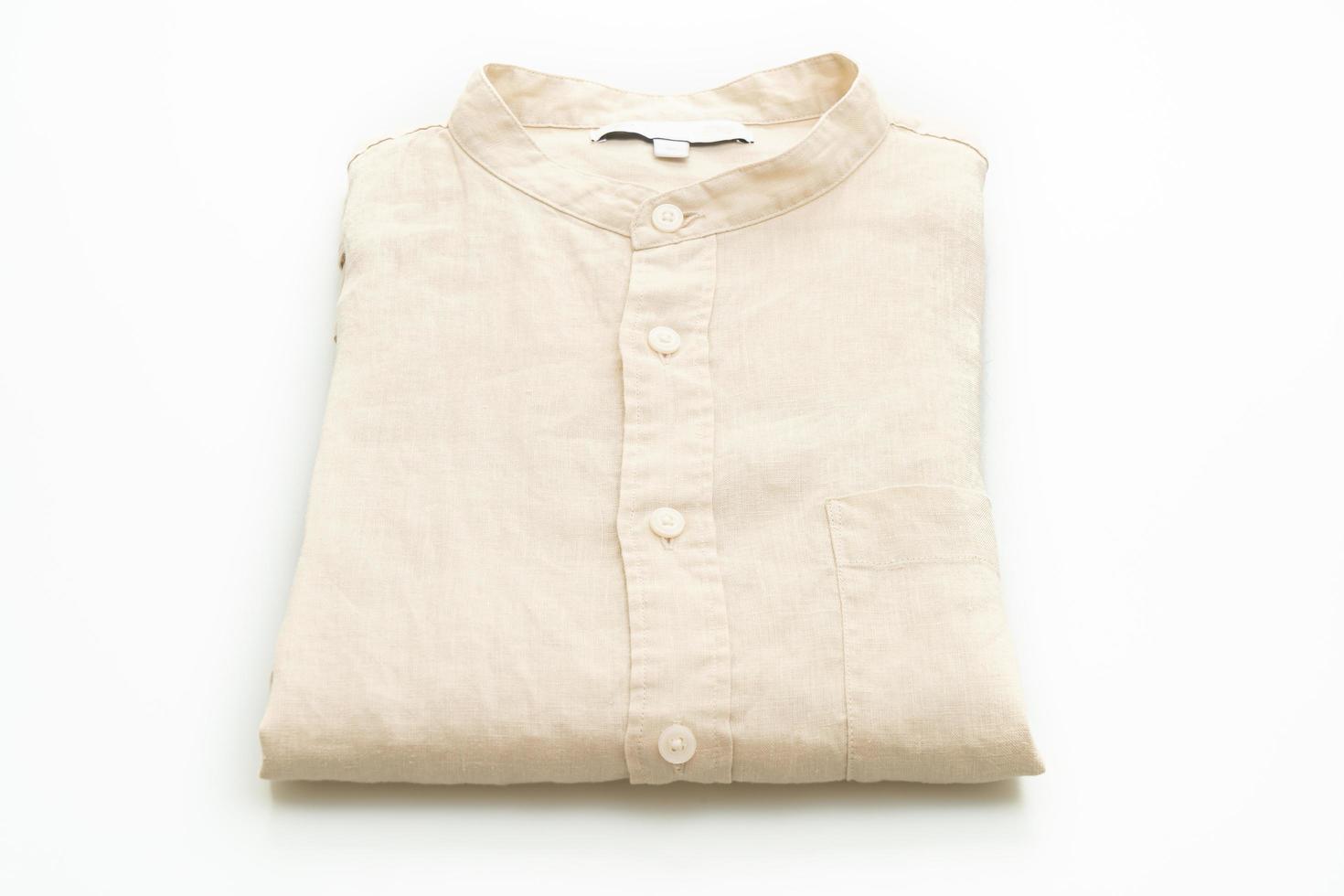 beige skjorta vikt isolerad på vit bakgrund foto