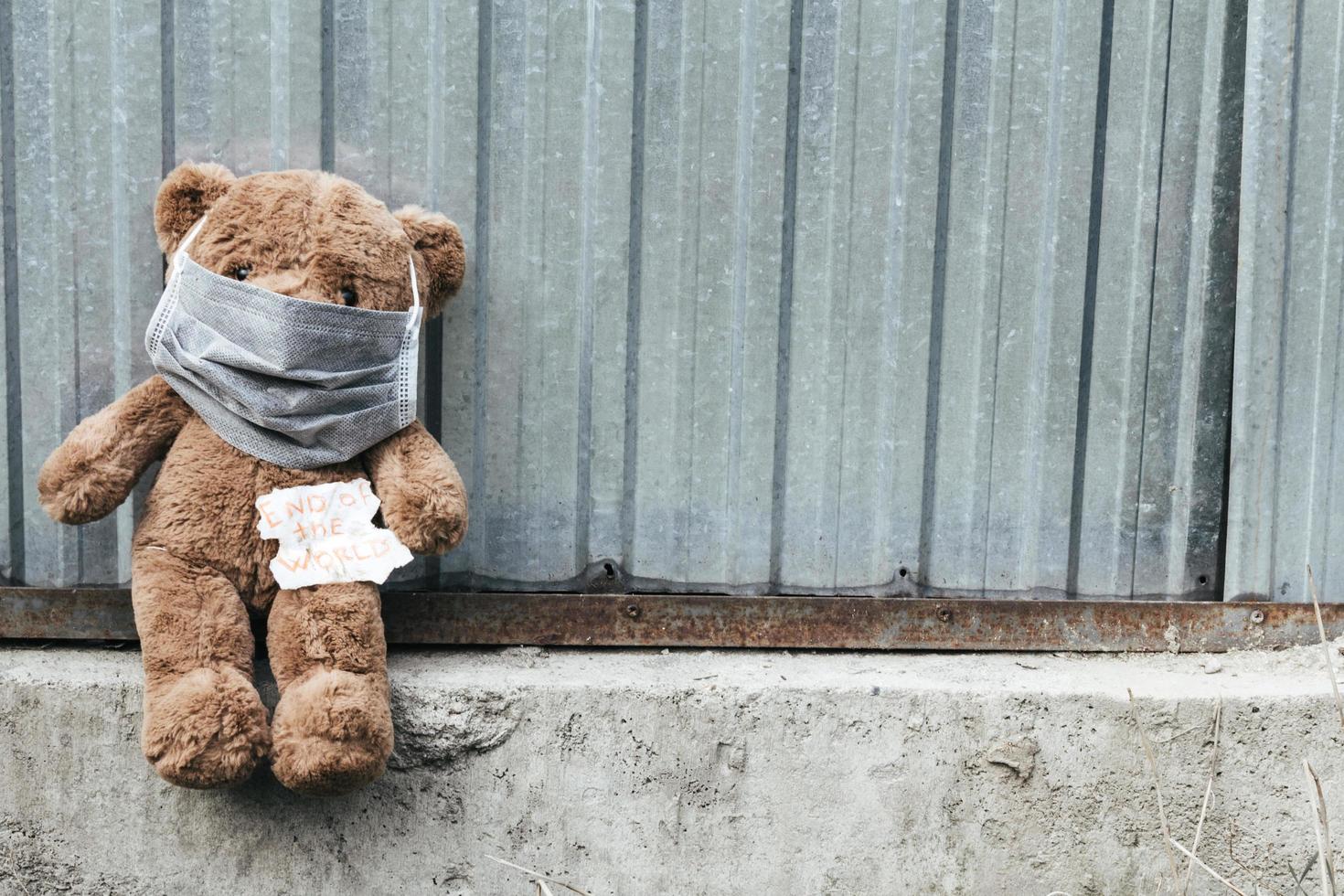 nalle i medicinsk mask med slutet av världen not. foto