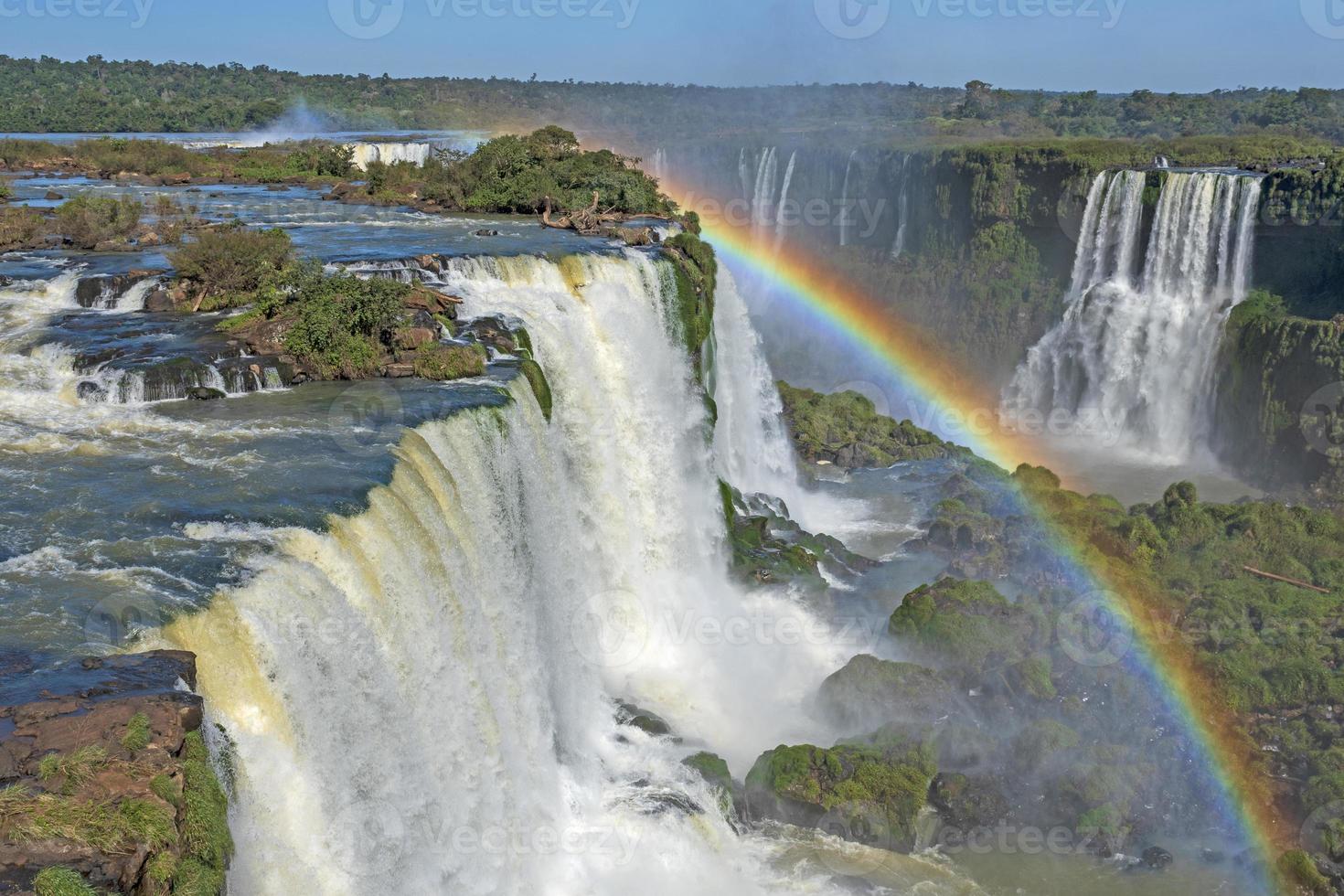 iriserande ranbow över fallen foto