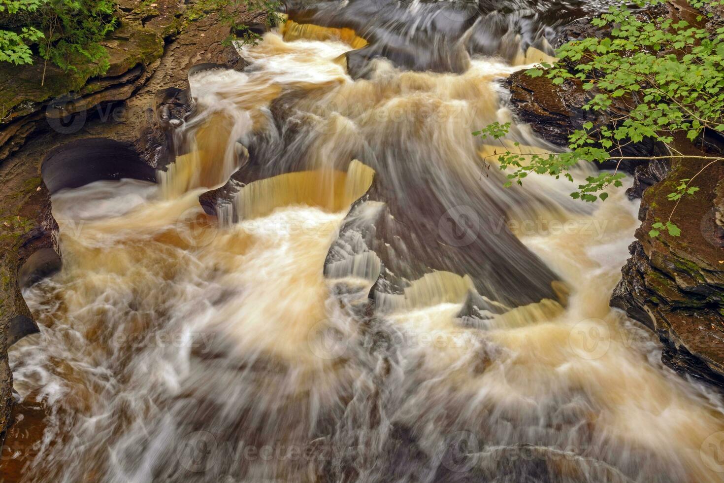 virvlande vattnen på en avskild flod foto