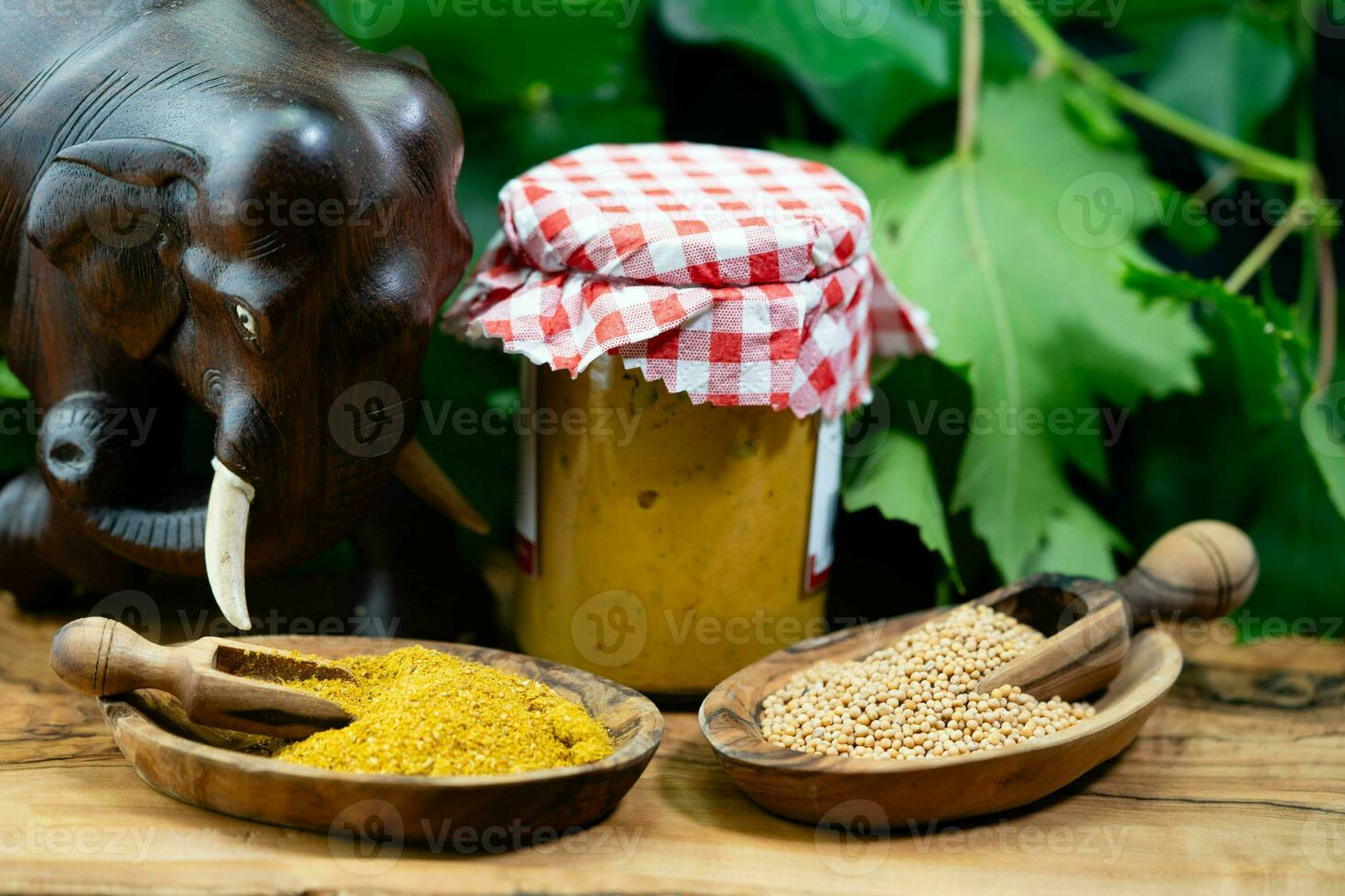 medium varm senap med typisk afrikansk kryddor tycka om chakalaka foto
