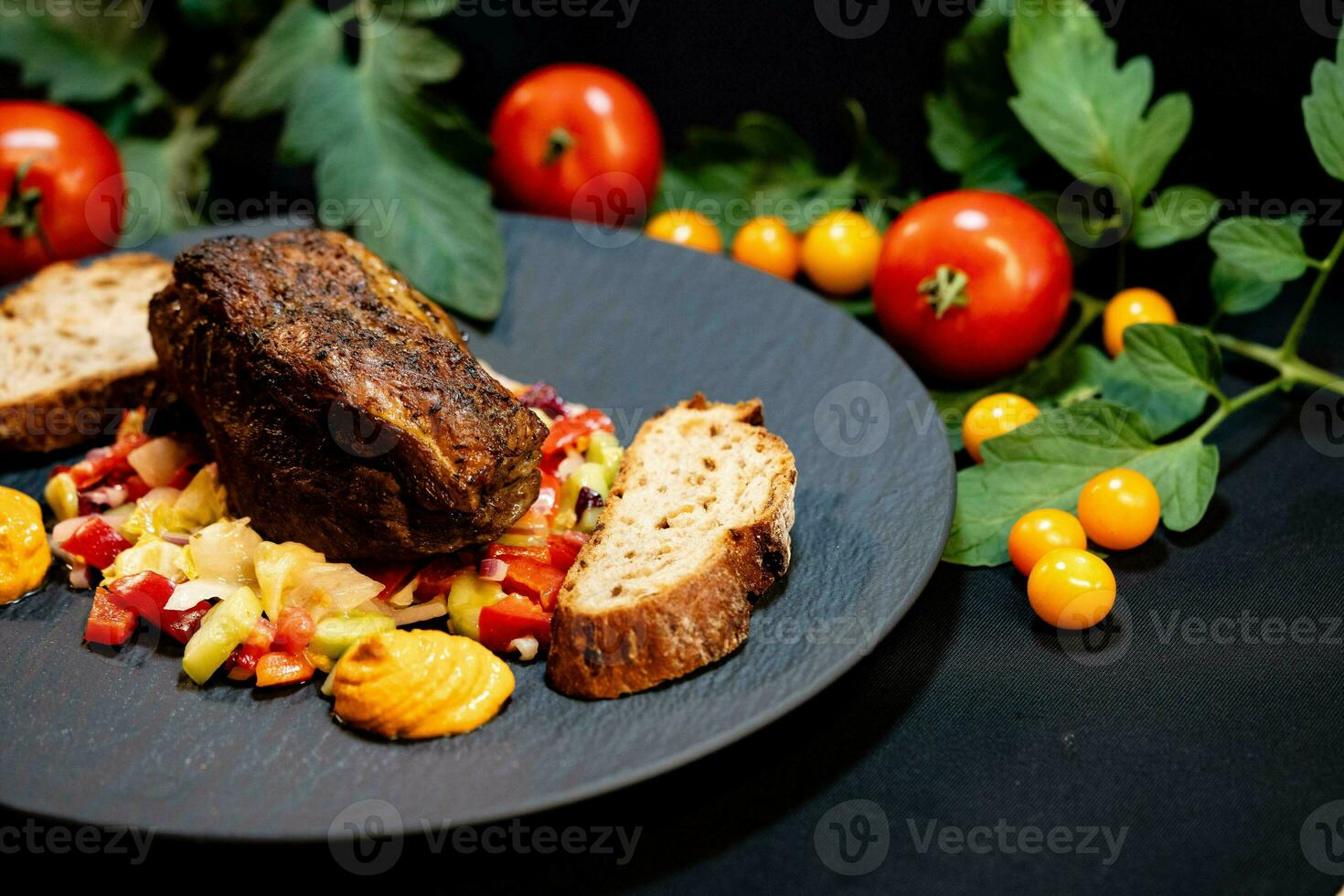 kalvkött axel med en färsk sallad foto