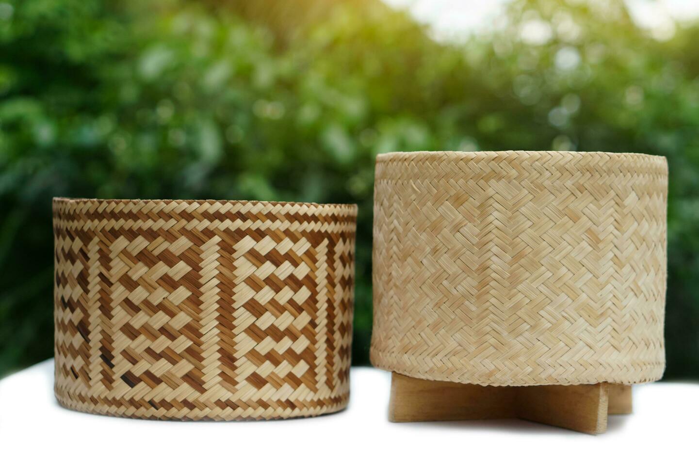 vävd bambu ris låda i cylinder form för innehålla klibbig ris. begrepp , handgjorda, hantverk. thai visdom till använda sig av naturlig material till vara köksartiklar. säkerhet mat med natur behållare. foto