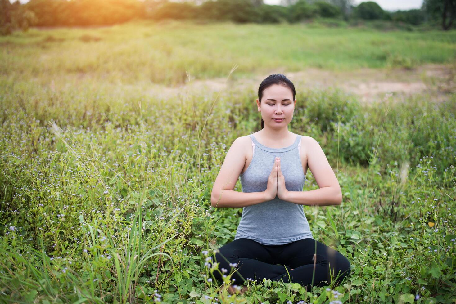 vacker yoga kvinna i bön position. foto