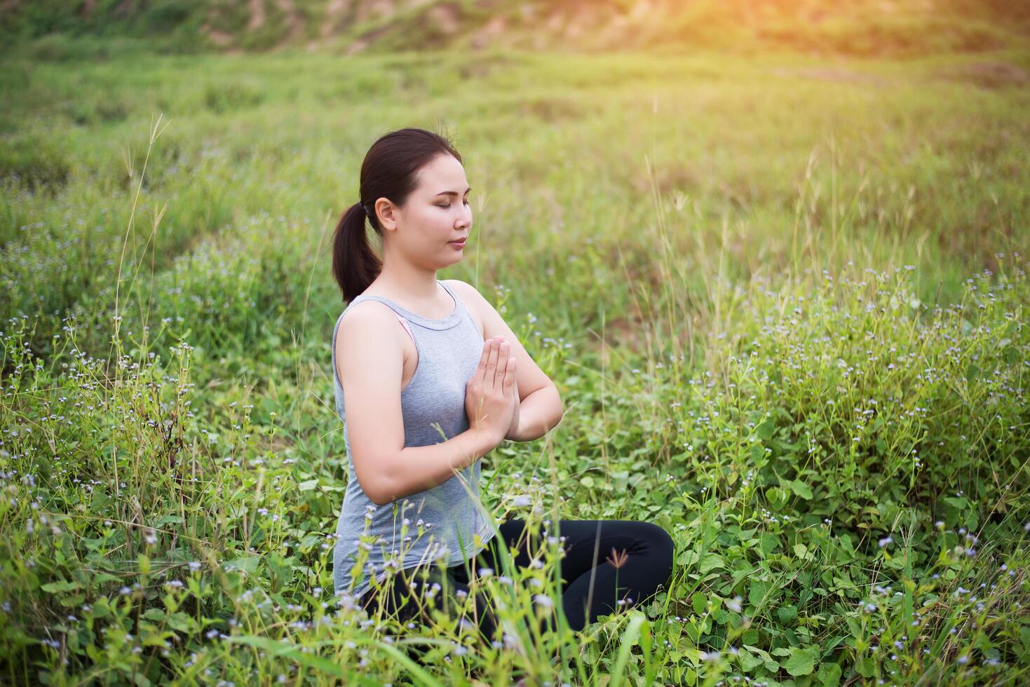 vacker yoga kvinna i bön position. foto