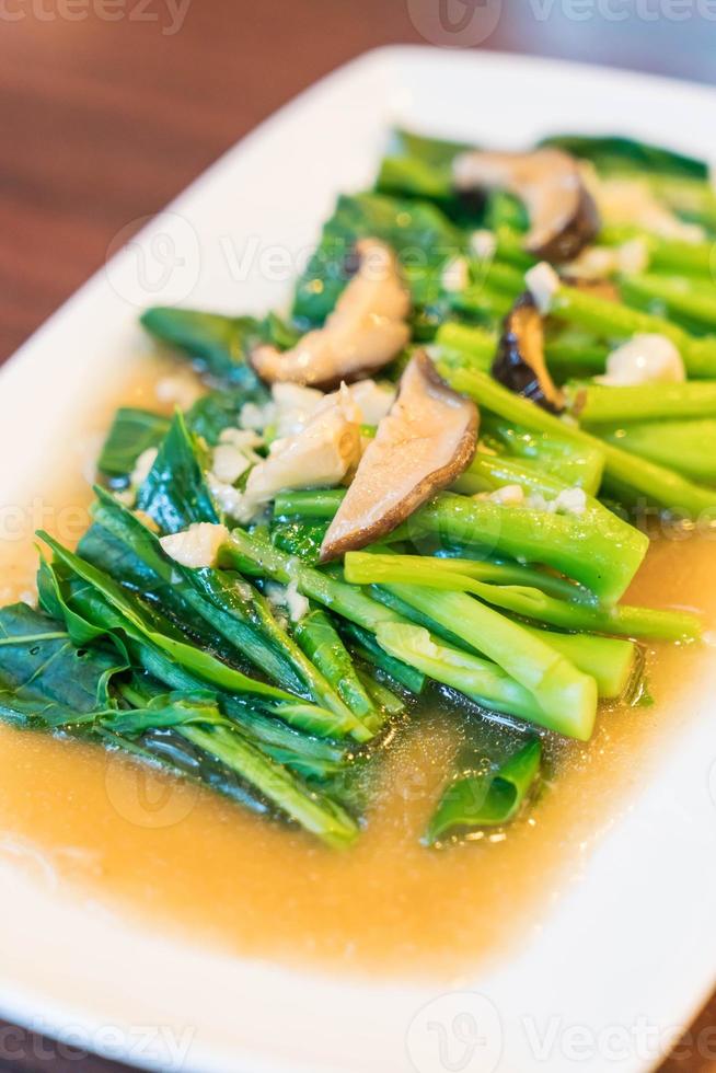 stekt kinesisk grönkål med shiitakesvamp - kinesisk mat foto