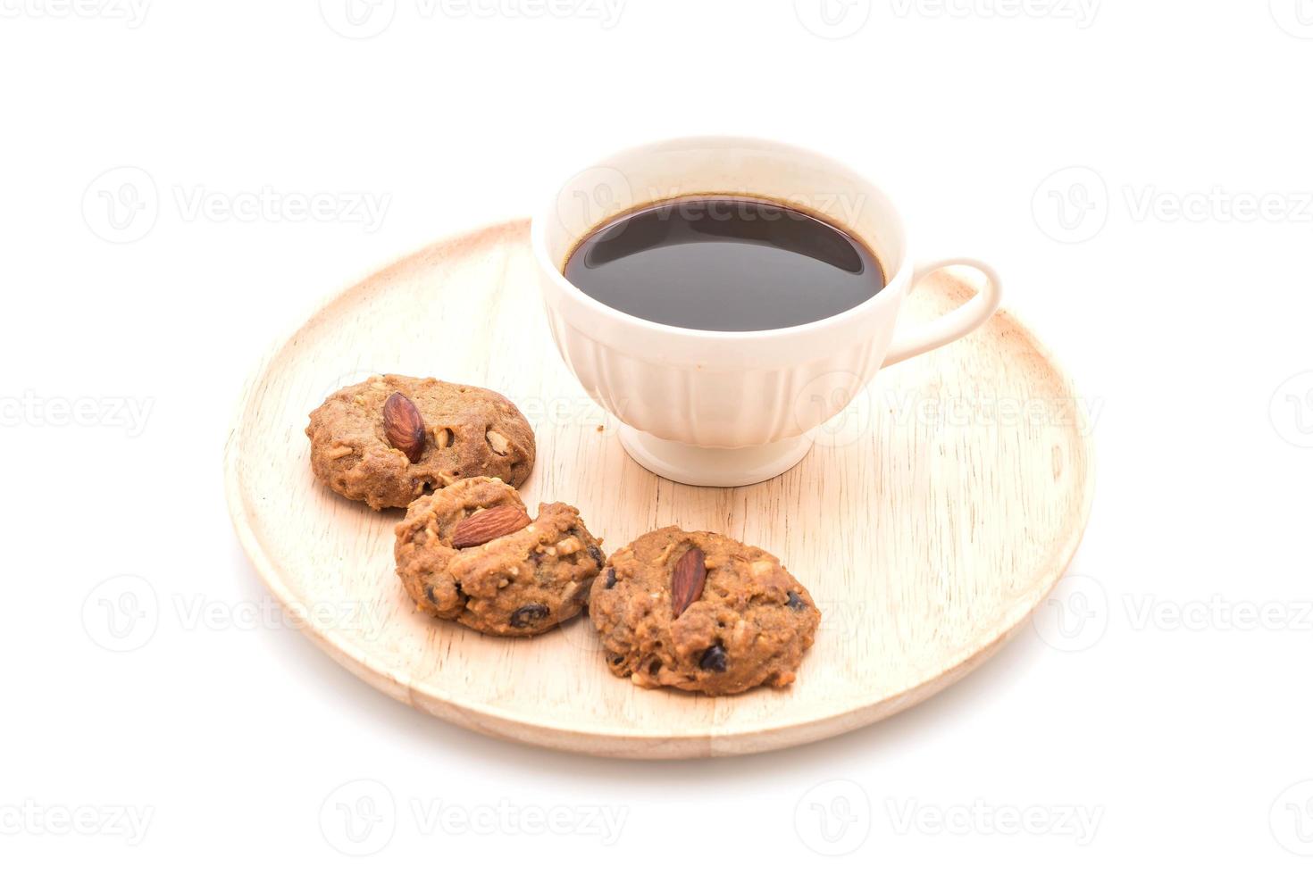 svart kaffe med kakor på vit bakgrund foto
