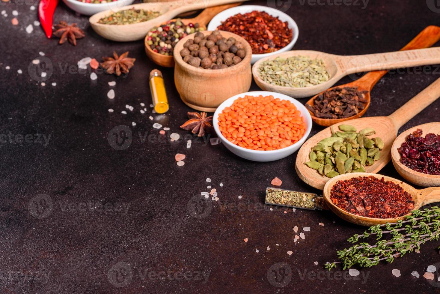 en uppsättning kryddor och örter. indiska köket foto