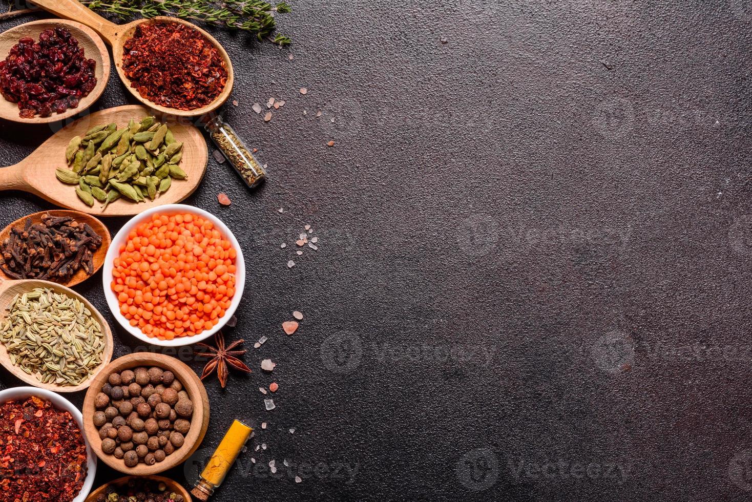 en uppsättning kryddor och örter. indiska köket foto