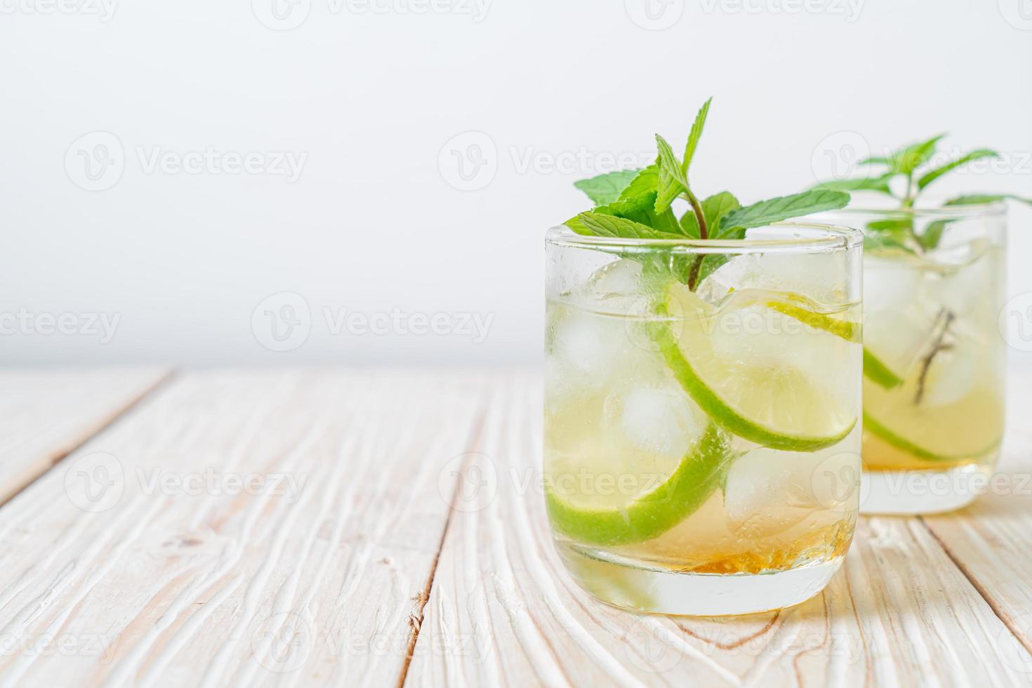 iced honung och lime soda med mynta - uppfriskande drink foto