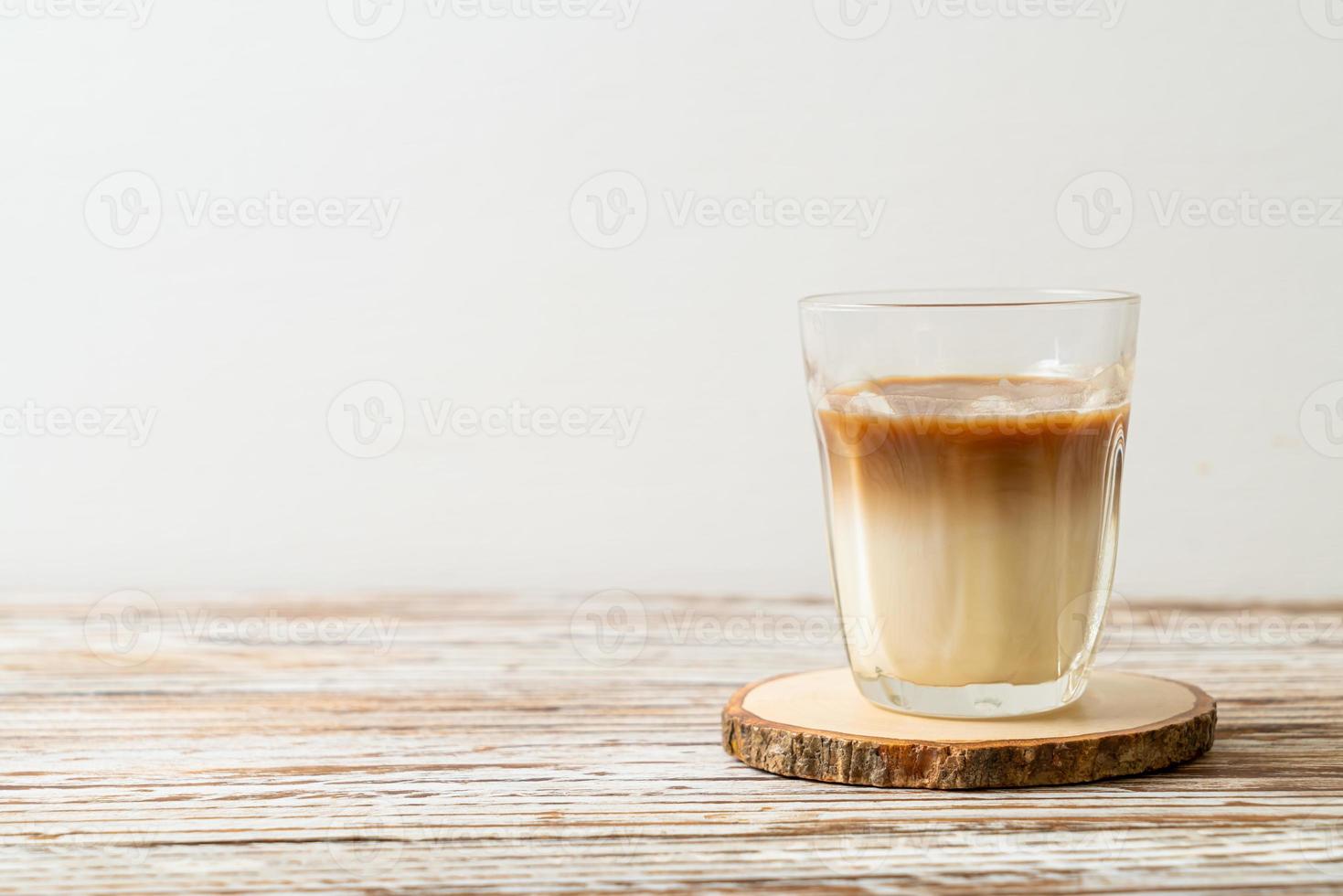 glas lattekaffe, kaffe med mjölk på trä bakgrund foto