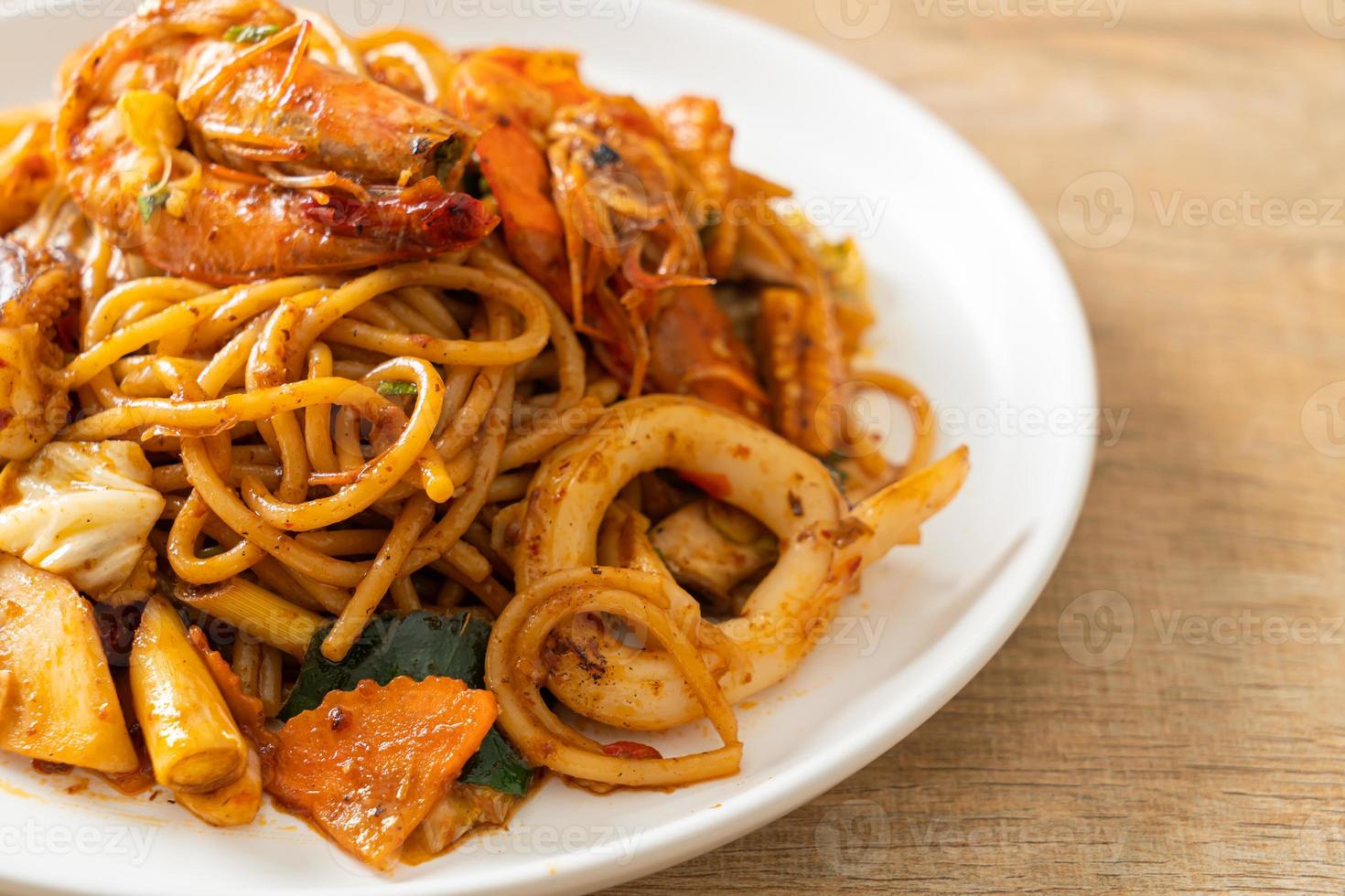 stekt tom yum skaldjur torkad spaghetti - fusionsmatstil foto