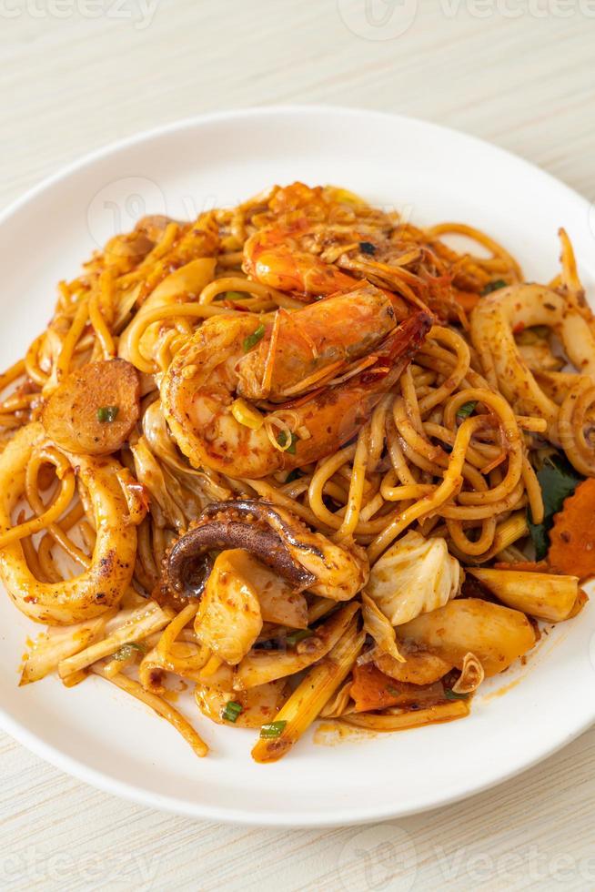 stekt tom yum skaldjur torkad spaghetti - fusionsmatstil foto