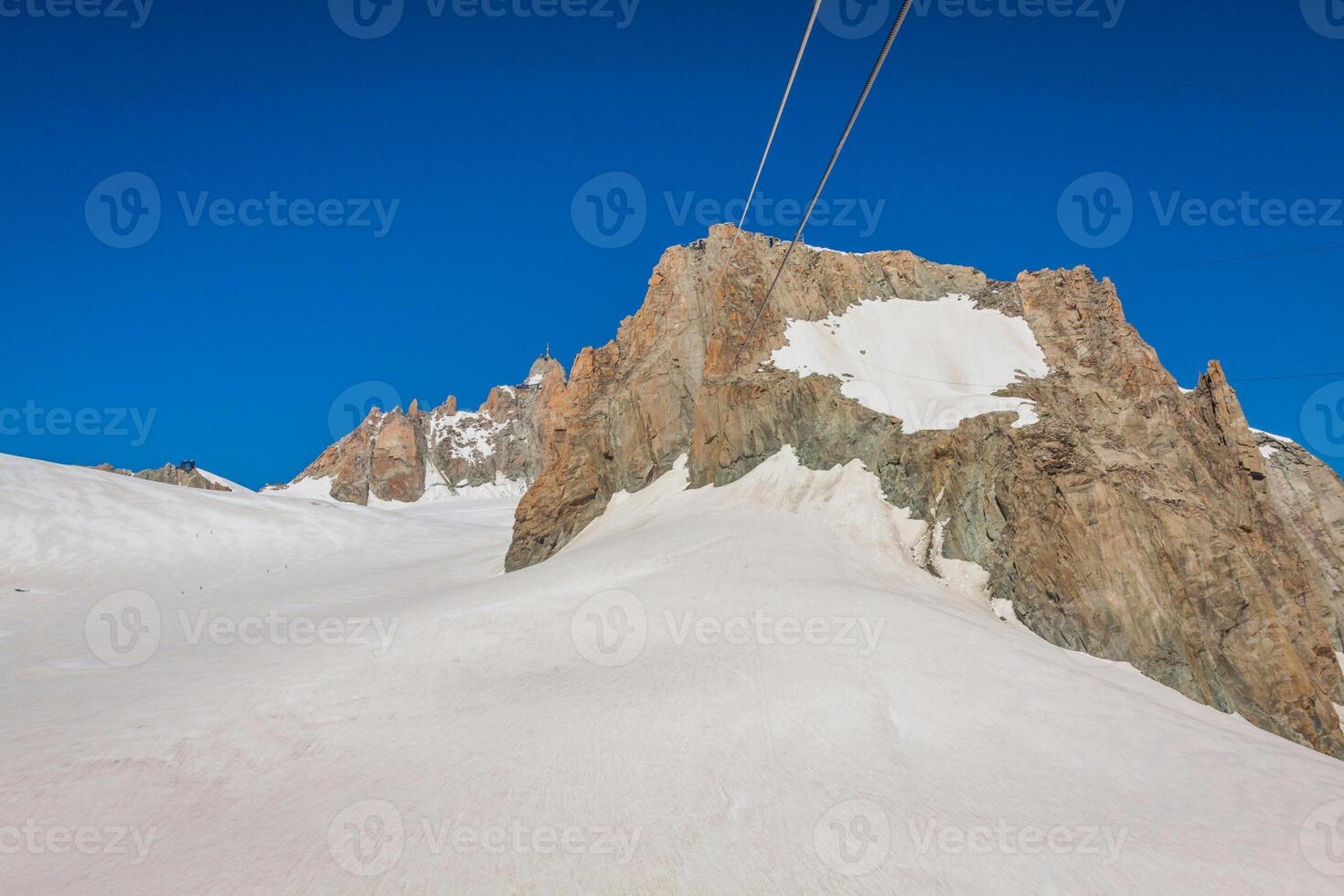 massivet de mont blanc på de gräns av Frankrike och Italien. i de förgrund de is fält och sprickor av de dal blanche foto