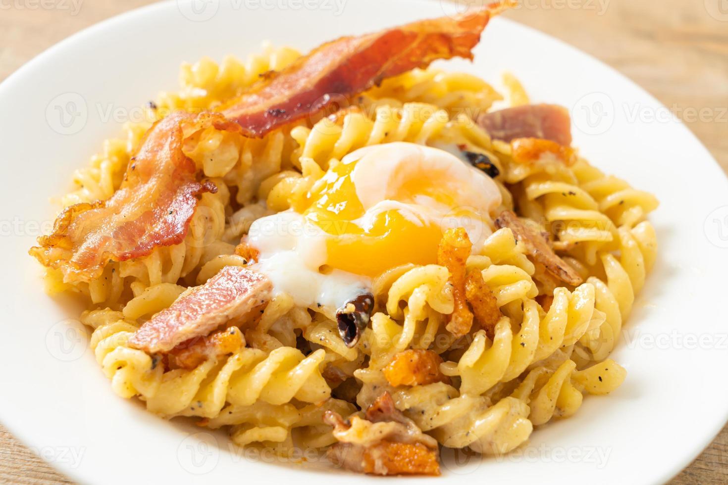 carbonara fusilli pasta kryddig bacon - italiensk matstil foto